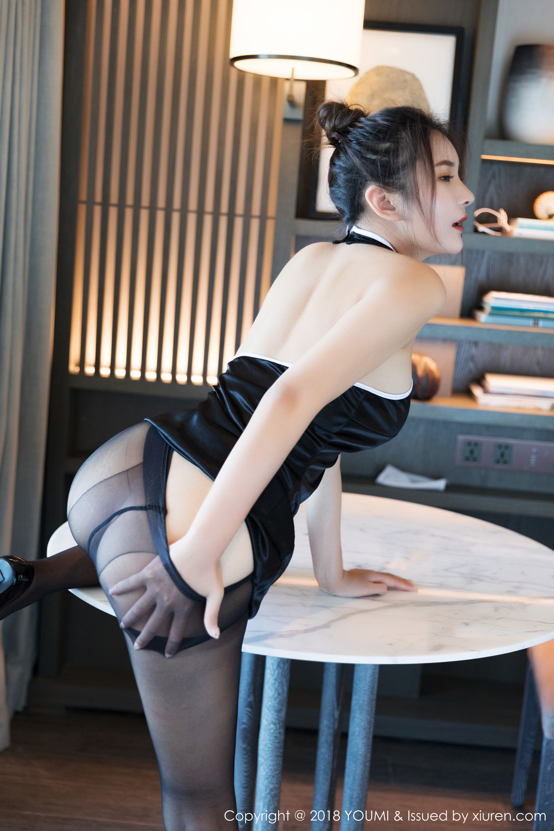 SOLO-尹菲《丝滑透薄下丝袜美腿诱惑》 [尤蜜荟YouMi] Vol.233 写真集