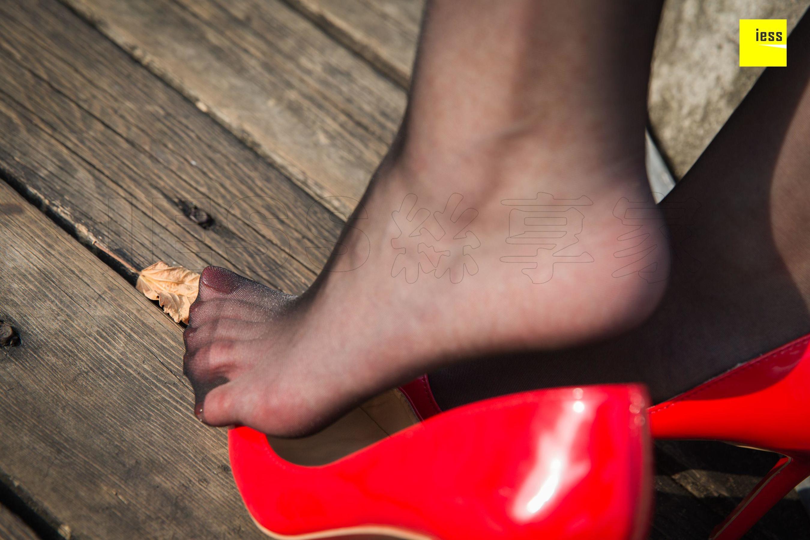 模特紫紫 《被风吹乱的裙摆》 [异思趣向IESS] 写真集