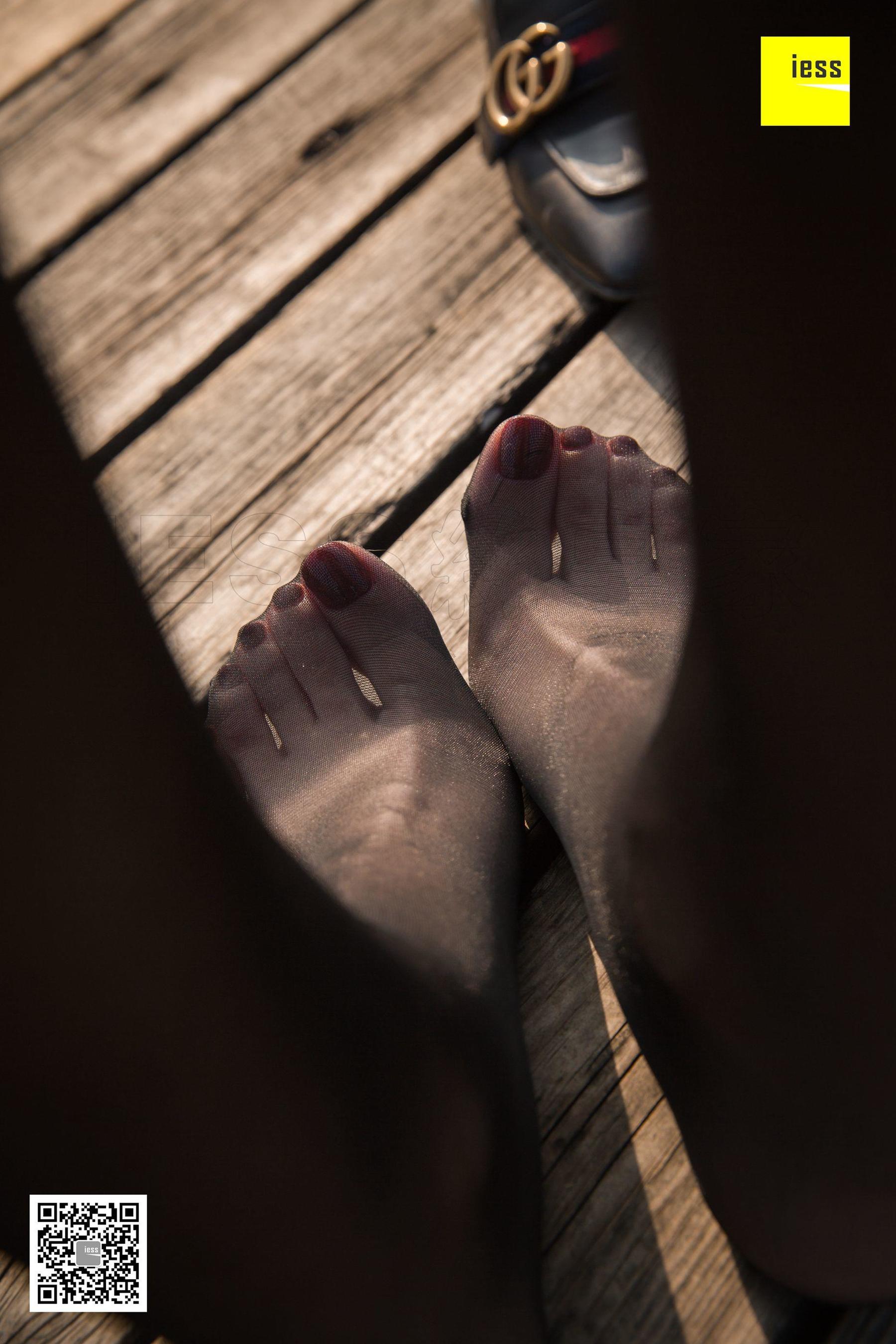 模特紫紫 《被风吹乱的裙摆》 [异思趣向IESS] 写真集