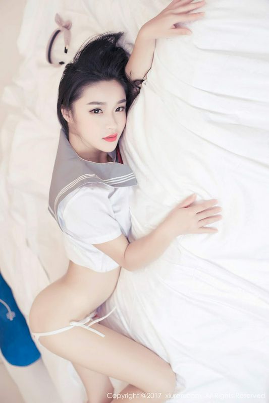 绮梦紧身皮衣显露出完美S形身材曲缐