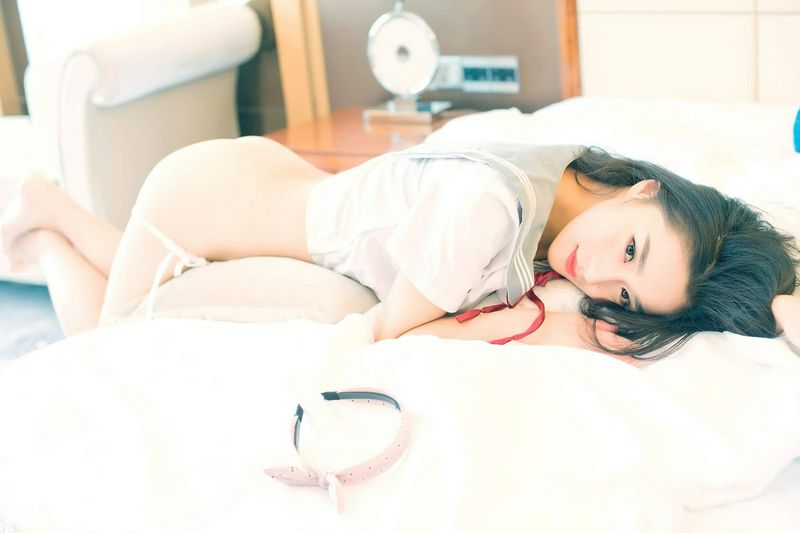 绮梦紧身皮衣显露出完美S形身材曲缐