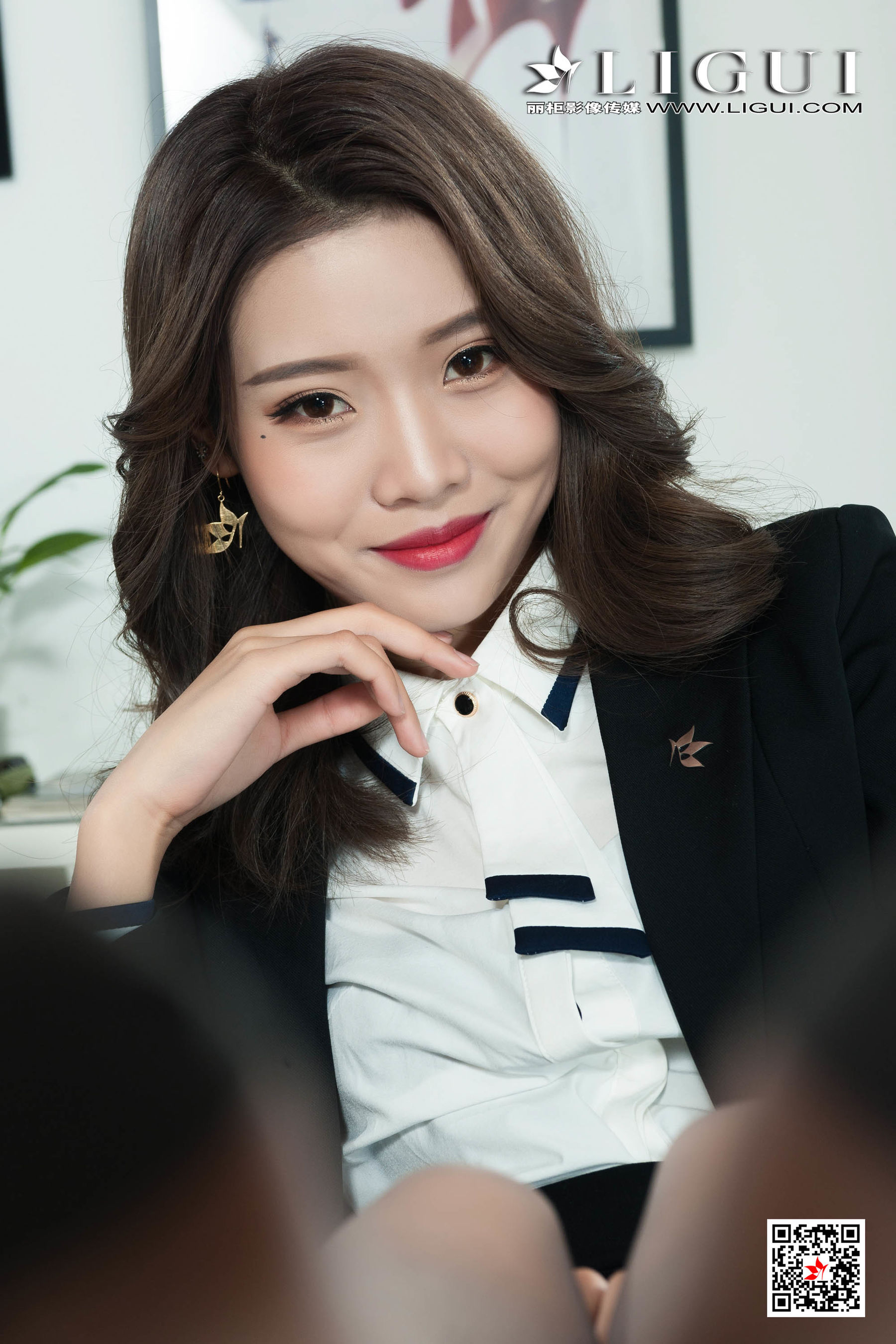 钟晴 《莲丝俏文秘》 [丽柜Ligui]  写真集