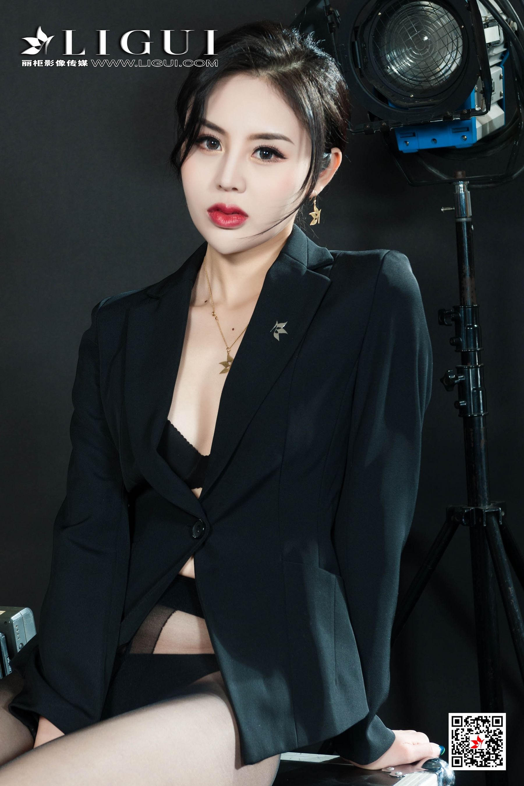 腿模凉儿《黑丝OL》 [丽柜Ligui] 网络丽人 写真集