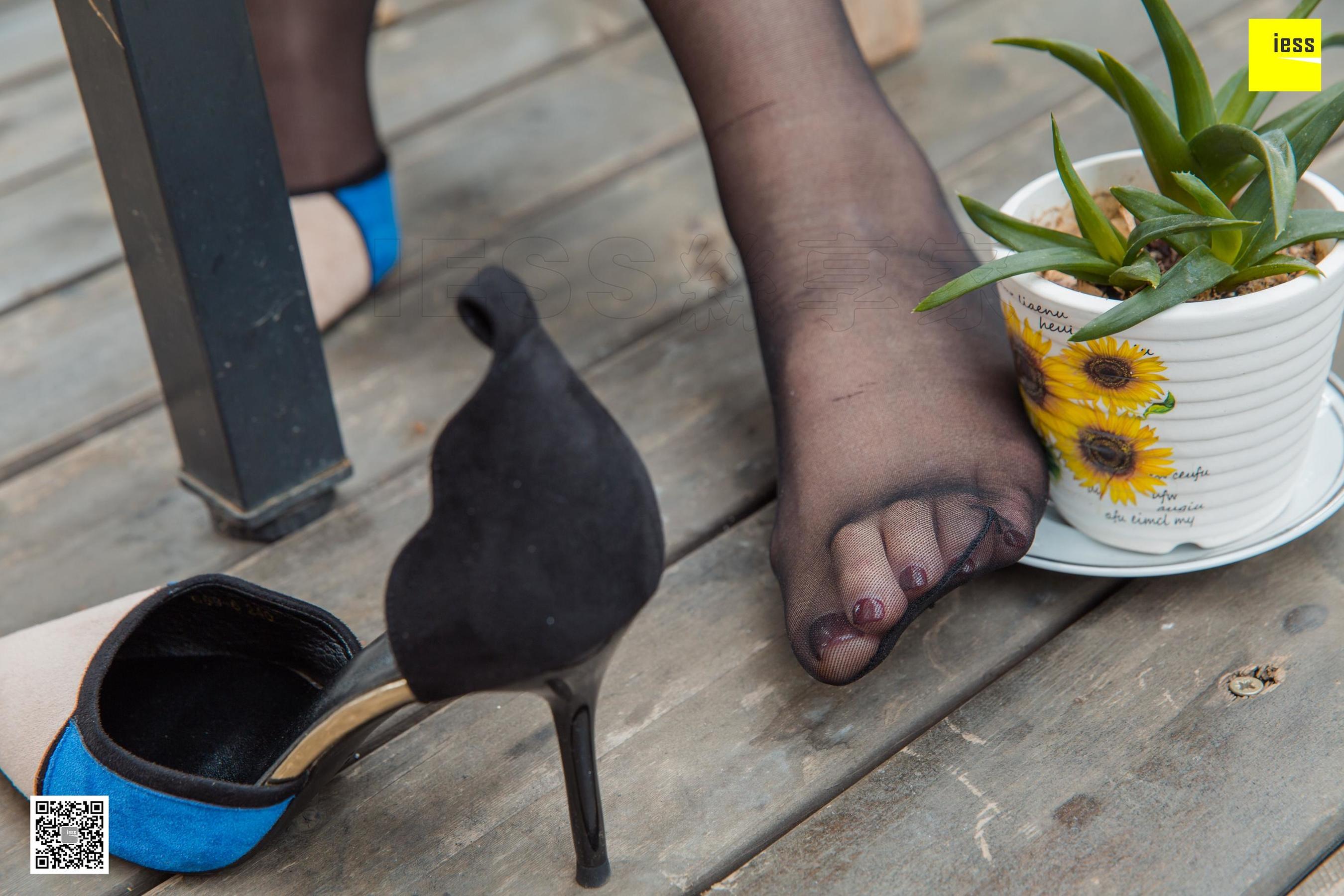 模特九妹 《小白领九妹发发呆》[异思趣向IESS] 黑丝美脚写真集