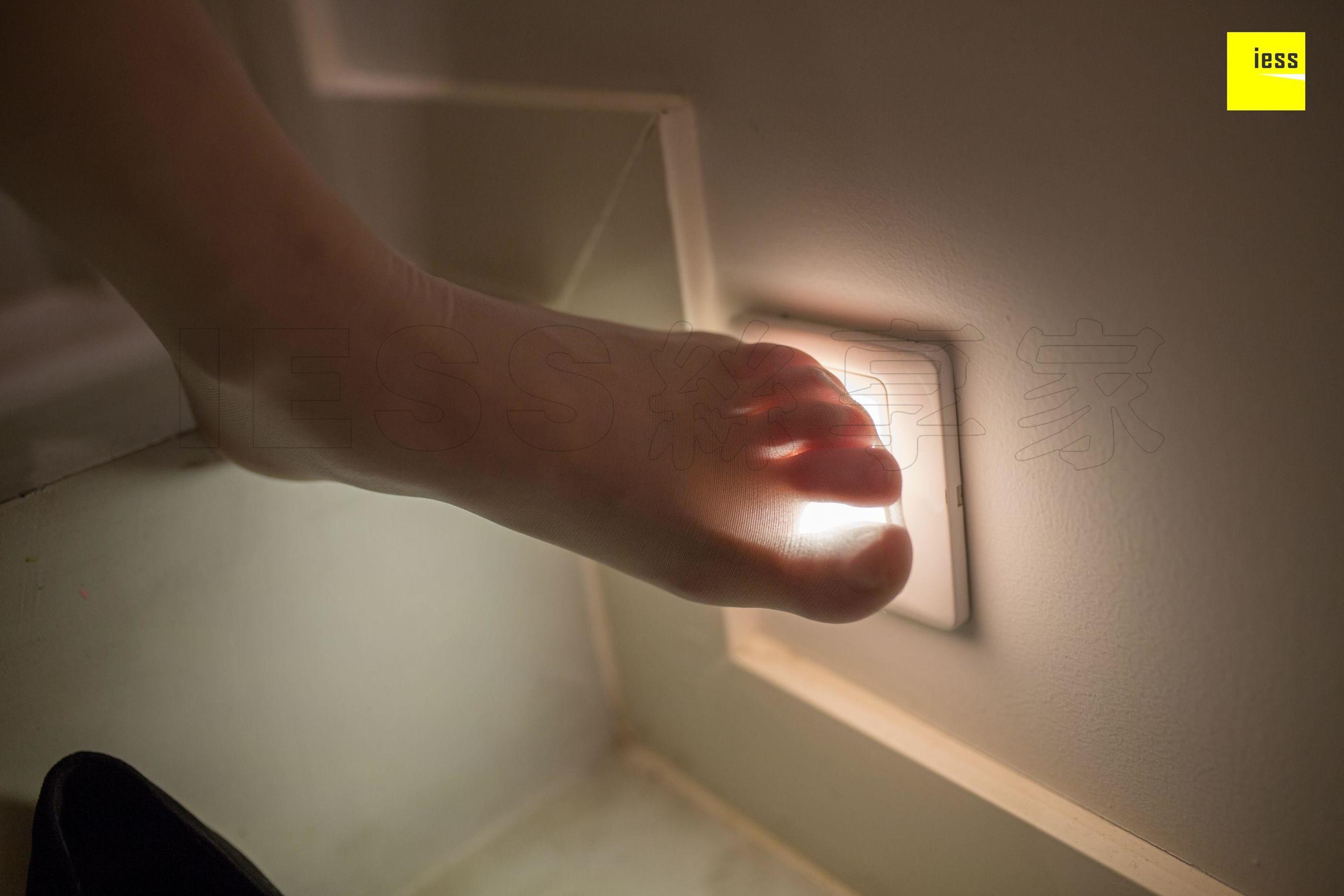 腿模喵姐 《喵姐霸气黑白配》[异思趣向IESS] 丝袜美腿写真集