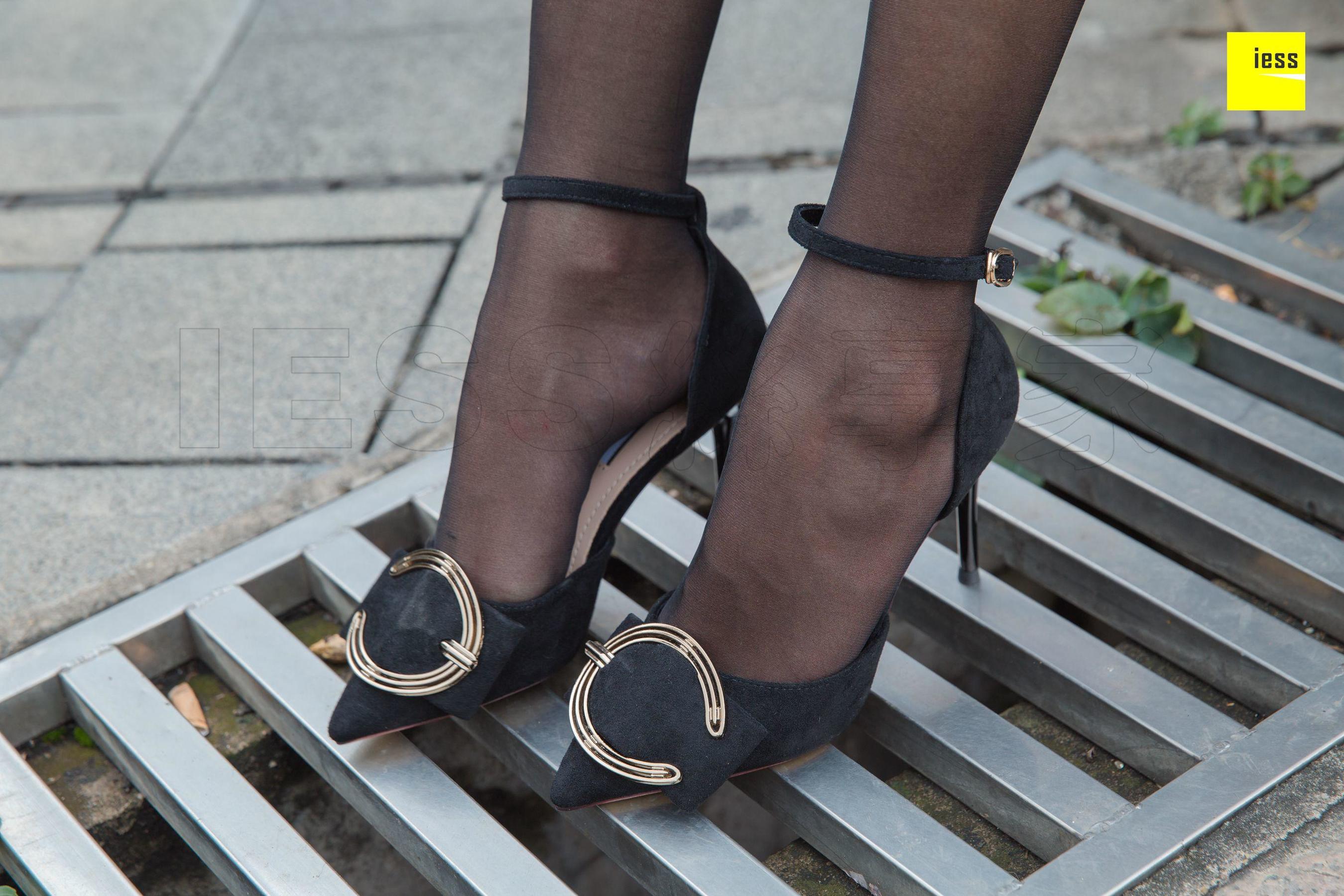 模特婉萍 《坐在喷泉旁的婉萍》[异思趣向IESS] 黑丝街拍写真集