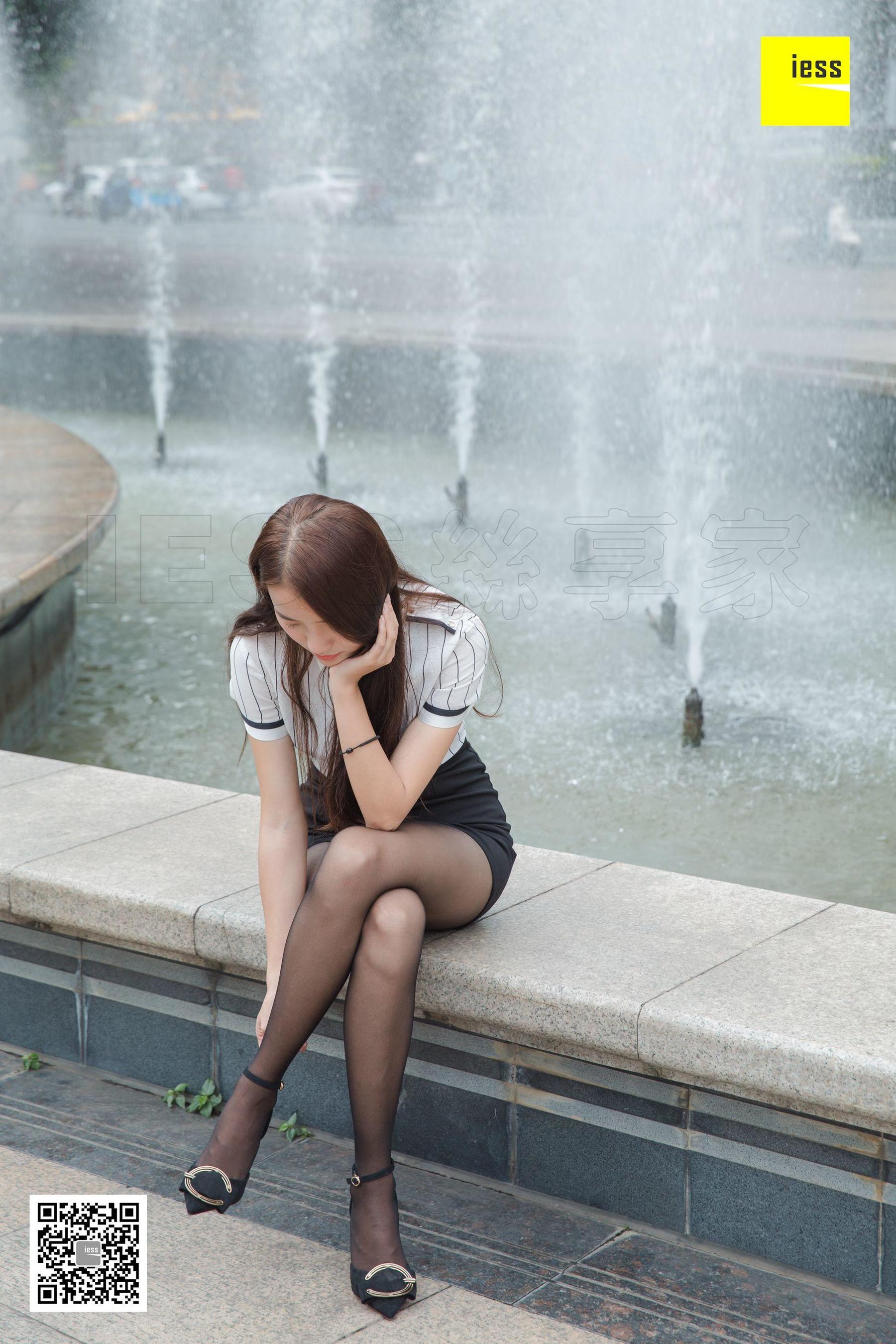 模特婉萍 《坐在喷泉旁的婉萍》[异思趣向IESS] 黑丝街拍写真集