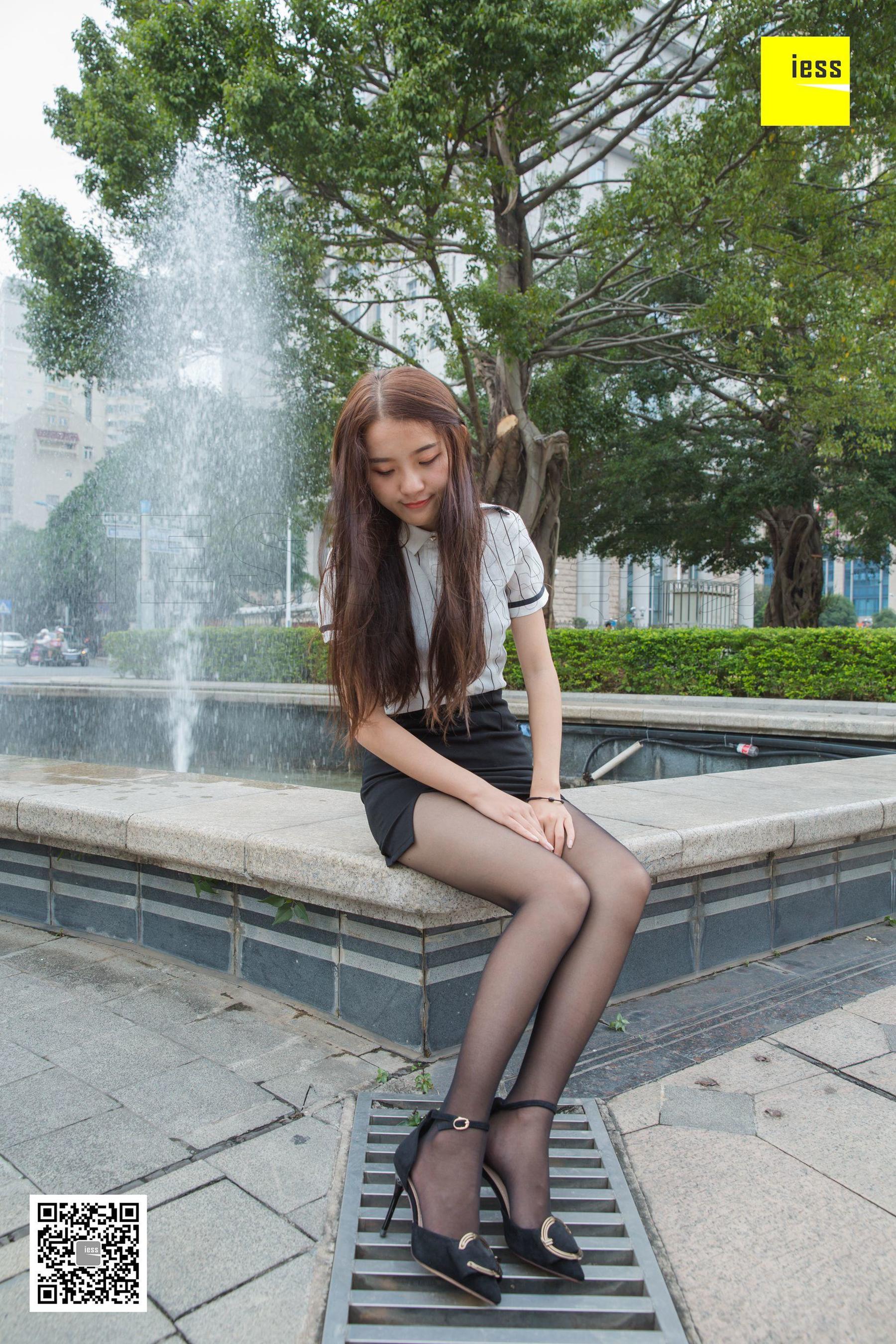 模特婉萍 《坐在喷泉旁的婉萍》[异思趣向IESS] 黑丝街拍写真集