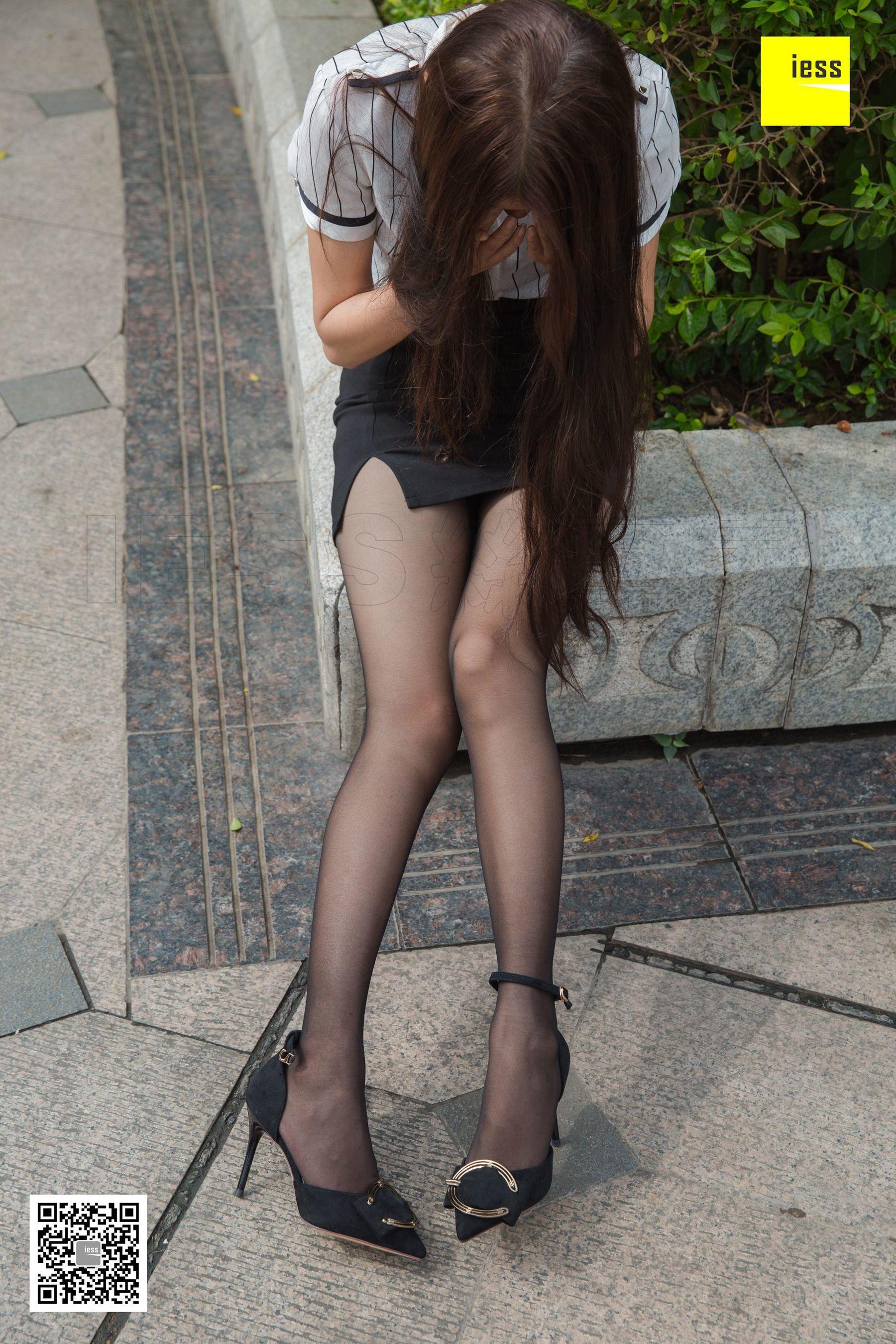 模特婉萍 《坐在喷泉旁的婉萍》[异思趣向IESS] 黑丝街拍写真集
