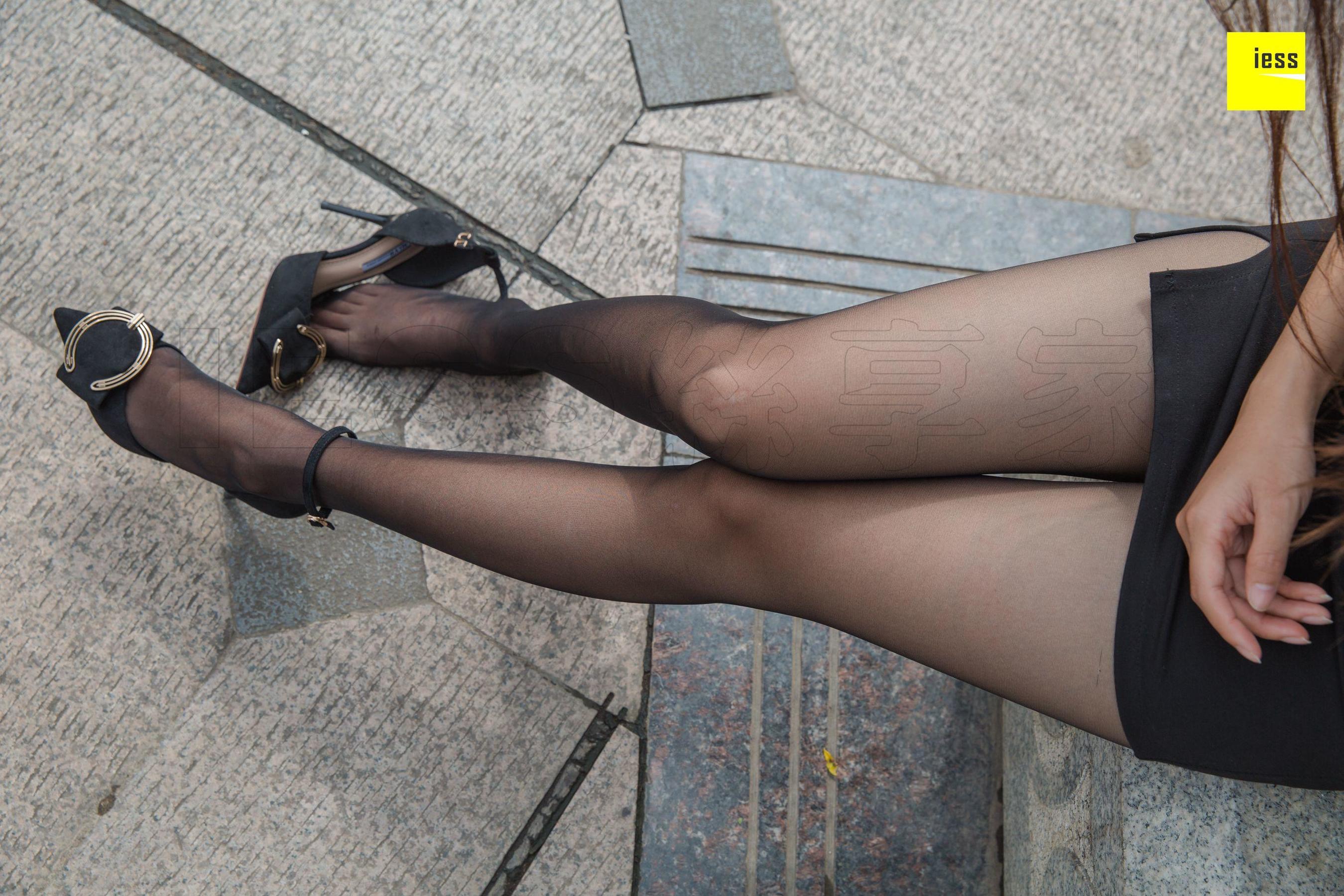 模特婉萍 《坐在喷泉旁的婉萍》[异思趣向IESS] 黑丝街拍写真集