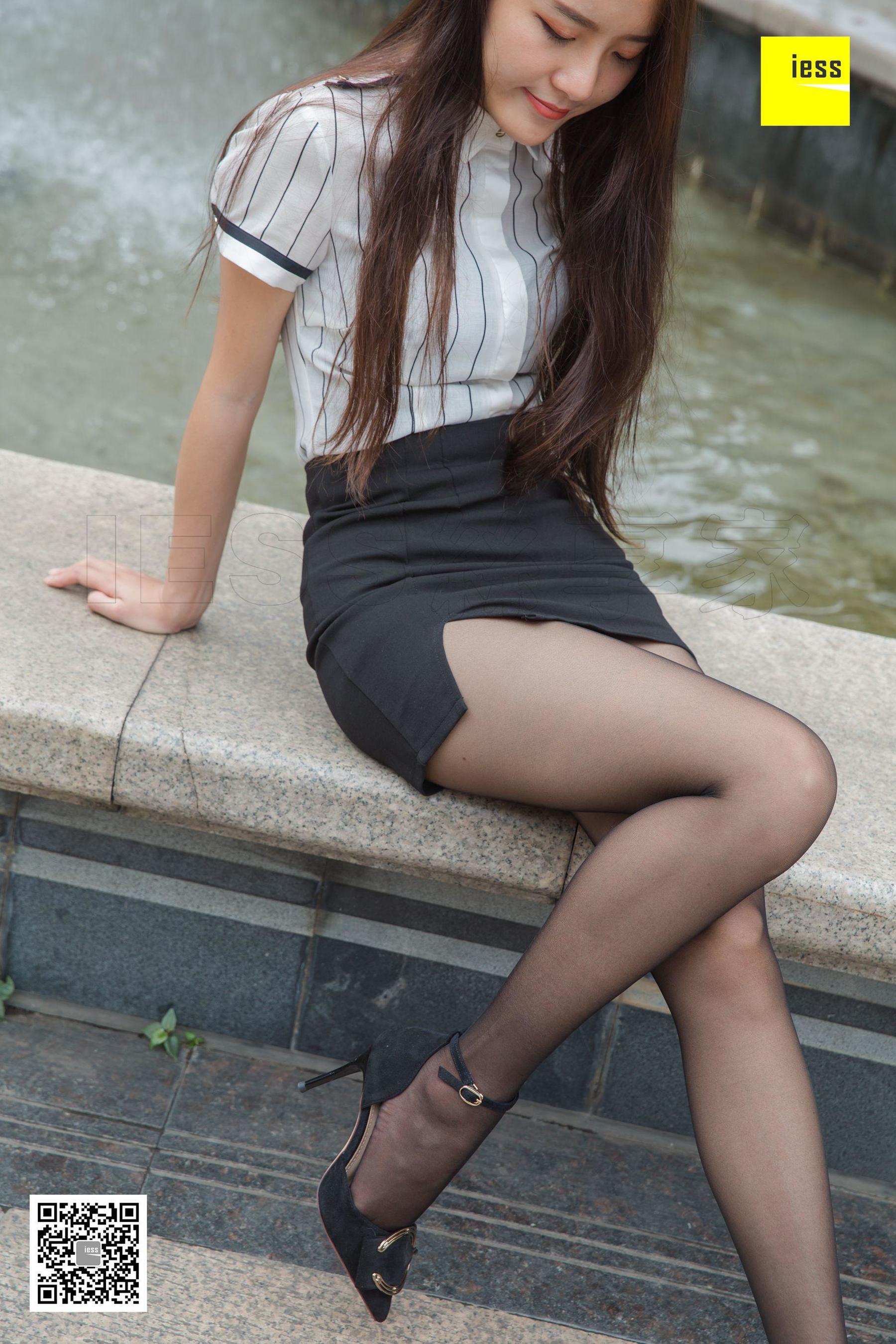 模特婉萍 《坐在喷泉旁的婉萍》[异思趣向IESS] 黑丝街拍写真集