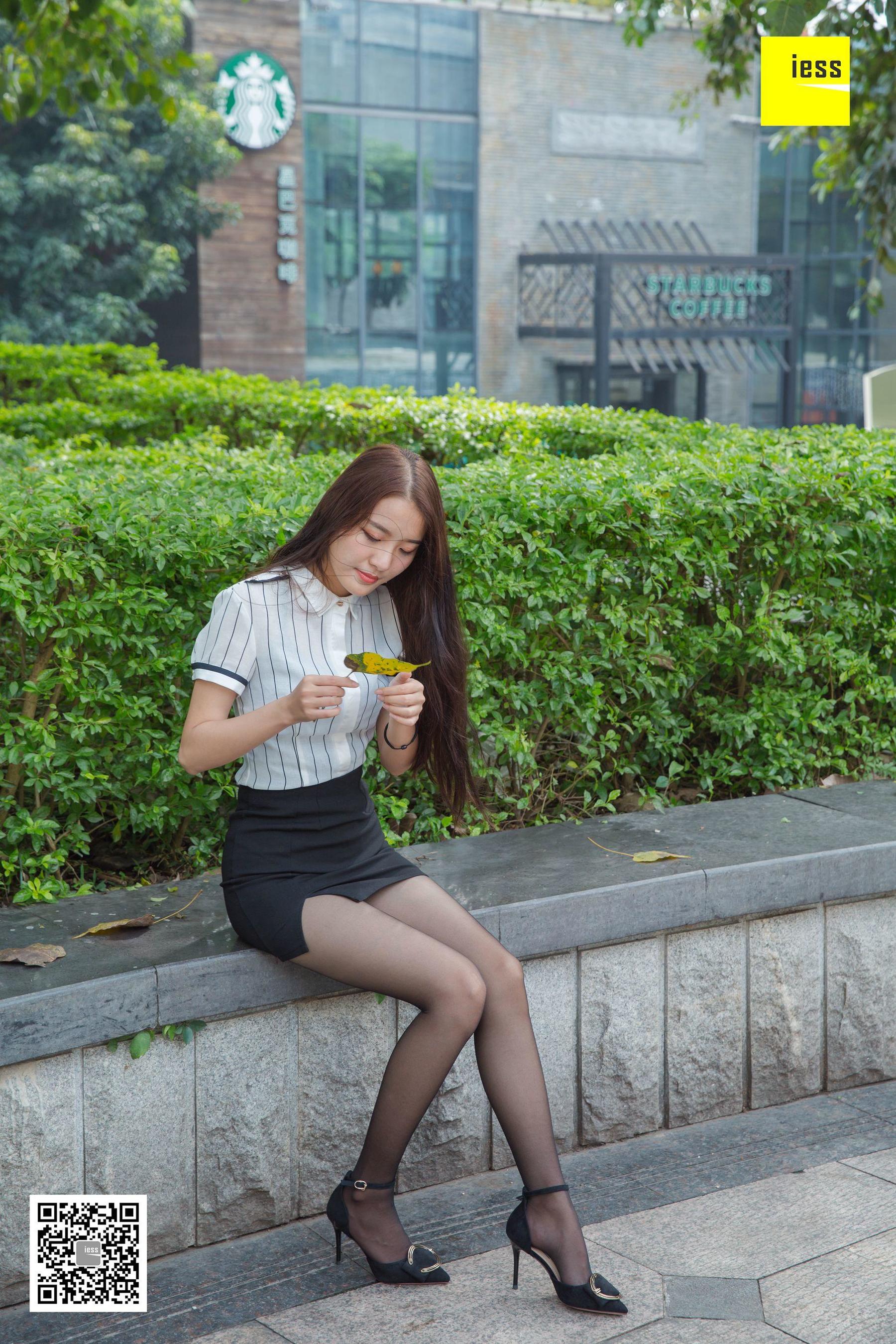 模特婉萍 《坐在喷泉旁的婉萍》[异思趣向IESS] 黑丝街拍写真集