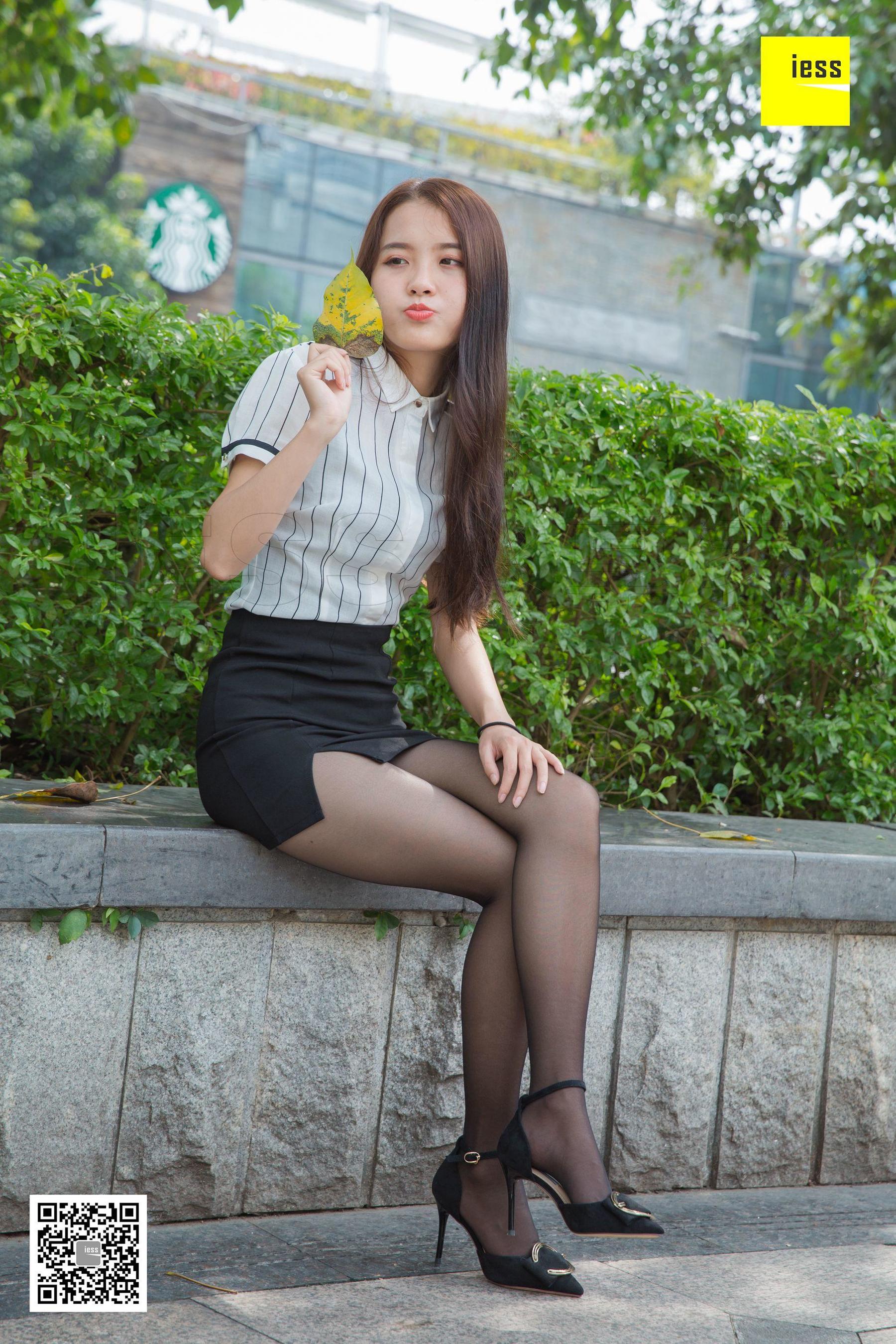 模特婉萍 《坐在喷泉旁的婉萍》[异思趣向IESS] 黑丝街拍写真集