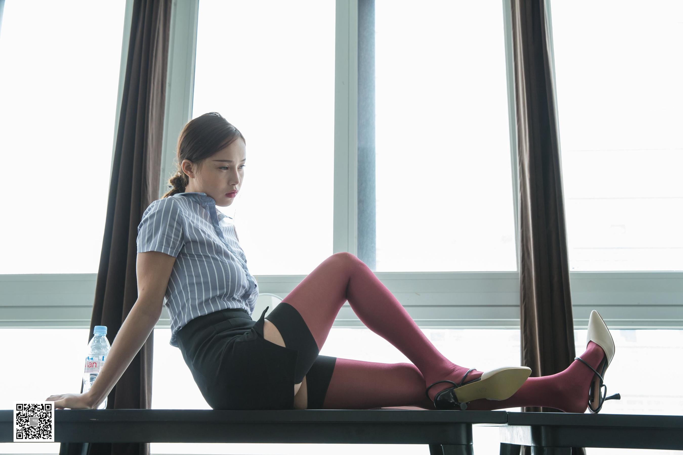 腿模小羽 《初六小羽红丝溜溜》 [异思趣向IESS] 丝袜美腿写真集