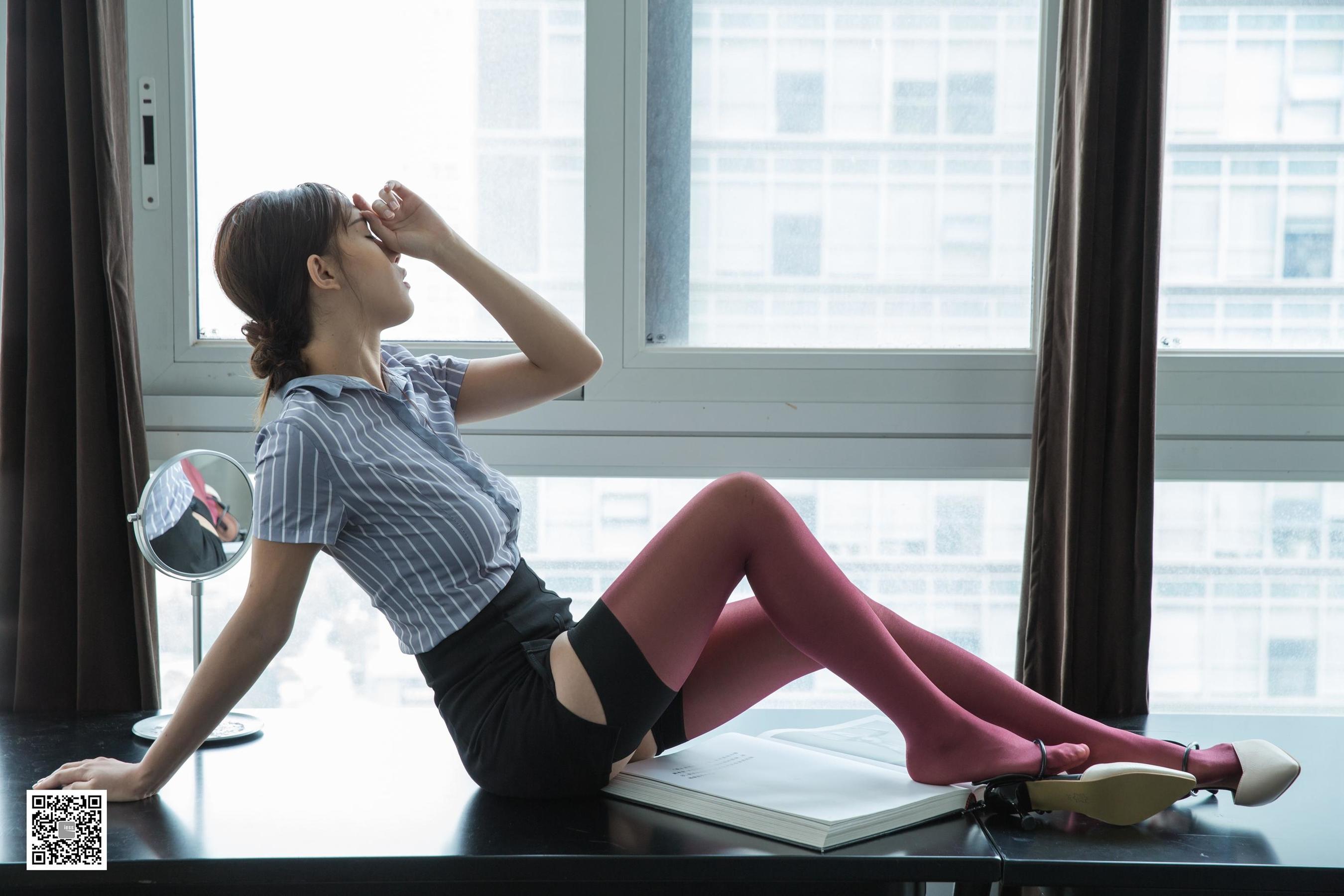 腿模小羽 《初六小羽红丝溜溜》 [异思趣向IESS] 丝袜美腿写真集