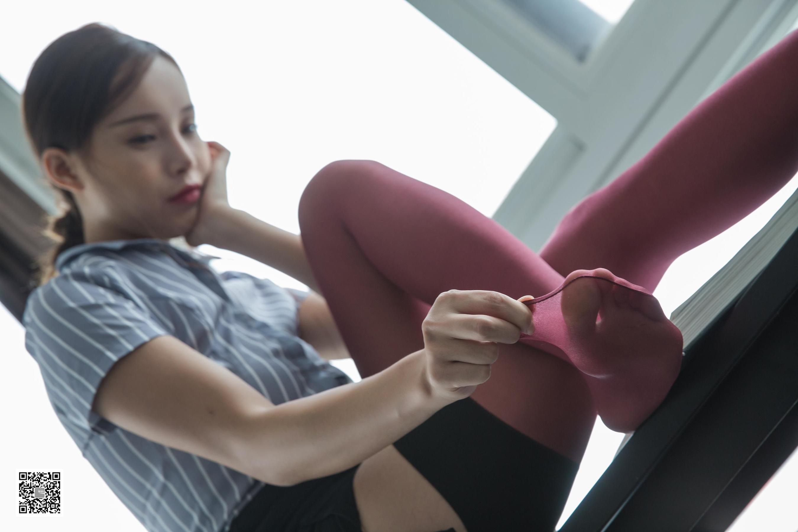 腿模小羽 《初六小羽红丝溜溜》 [异思趣向IESS] 丝袜美腿写真集