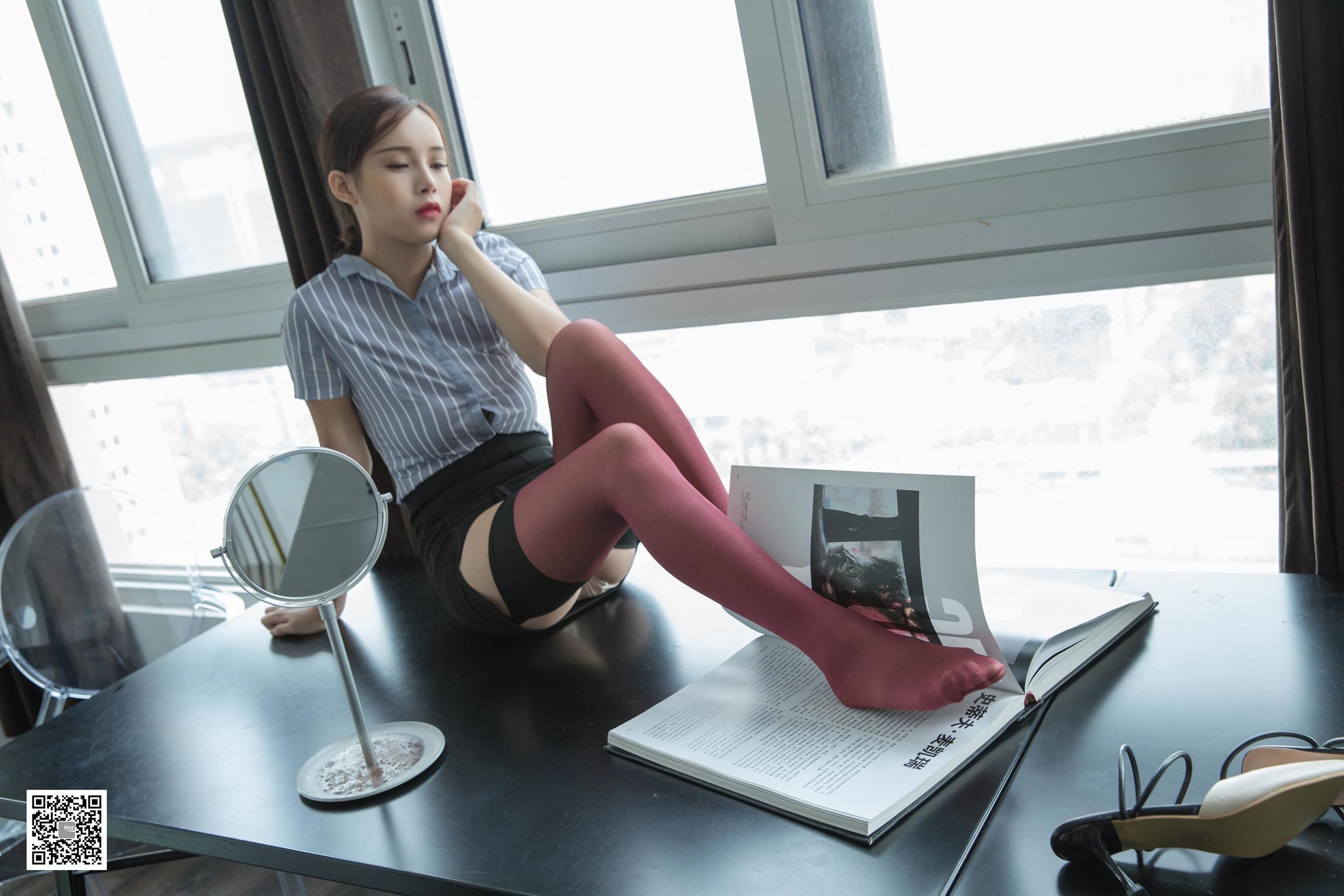 腿模小羽 《初六小羽红丝溜溜》 [异思趣向IESS] 丝袜美腿写真集