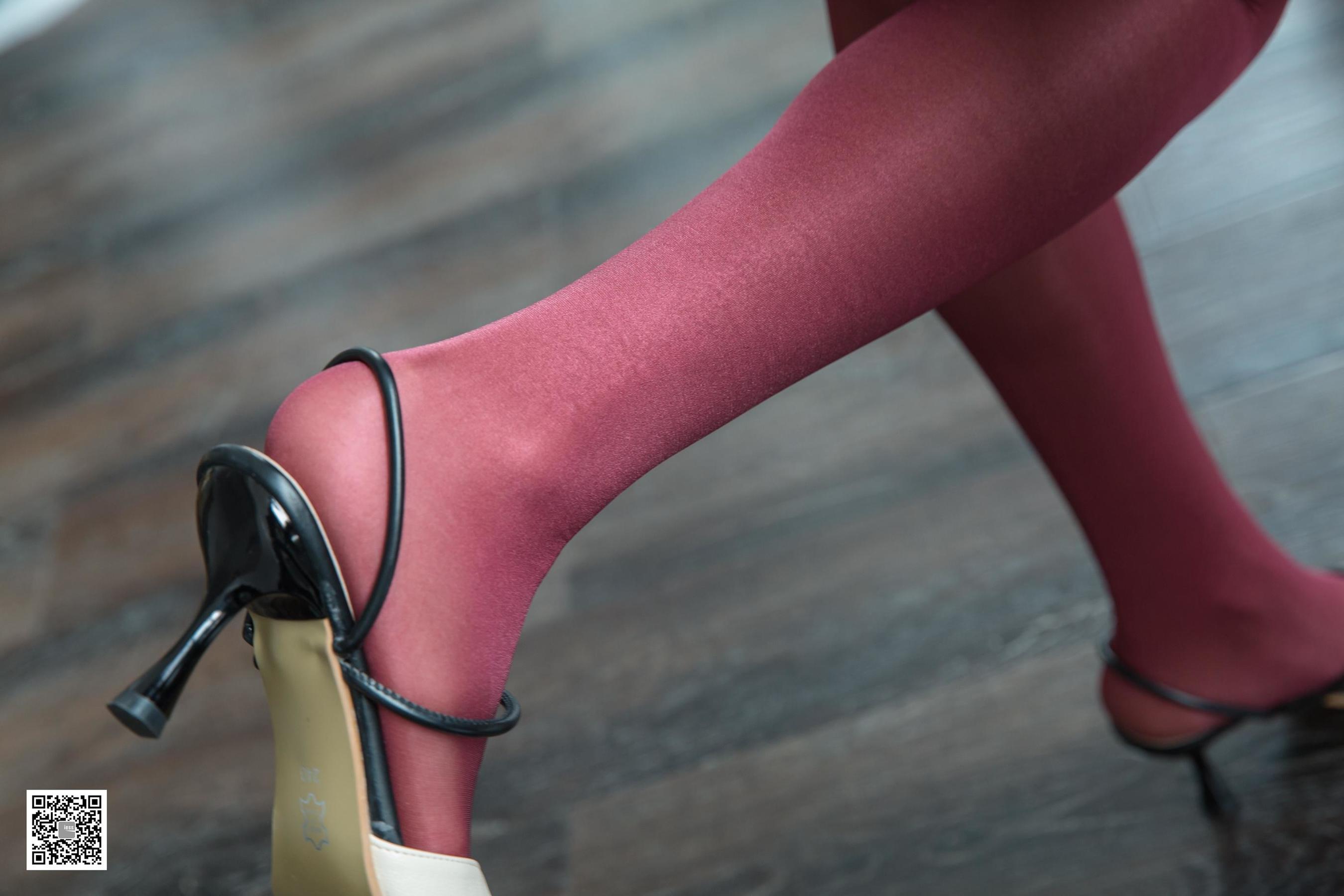 腿模小羽 《初六小羽红丝溜溜》 [异思趣向IESS] 丝袜美腿写真集