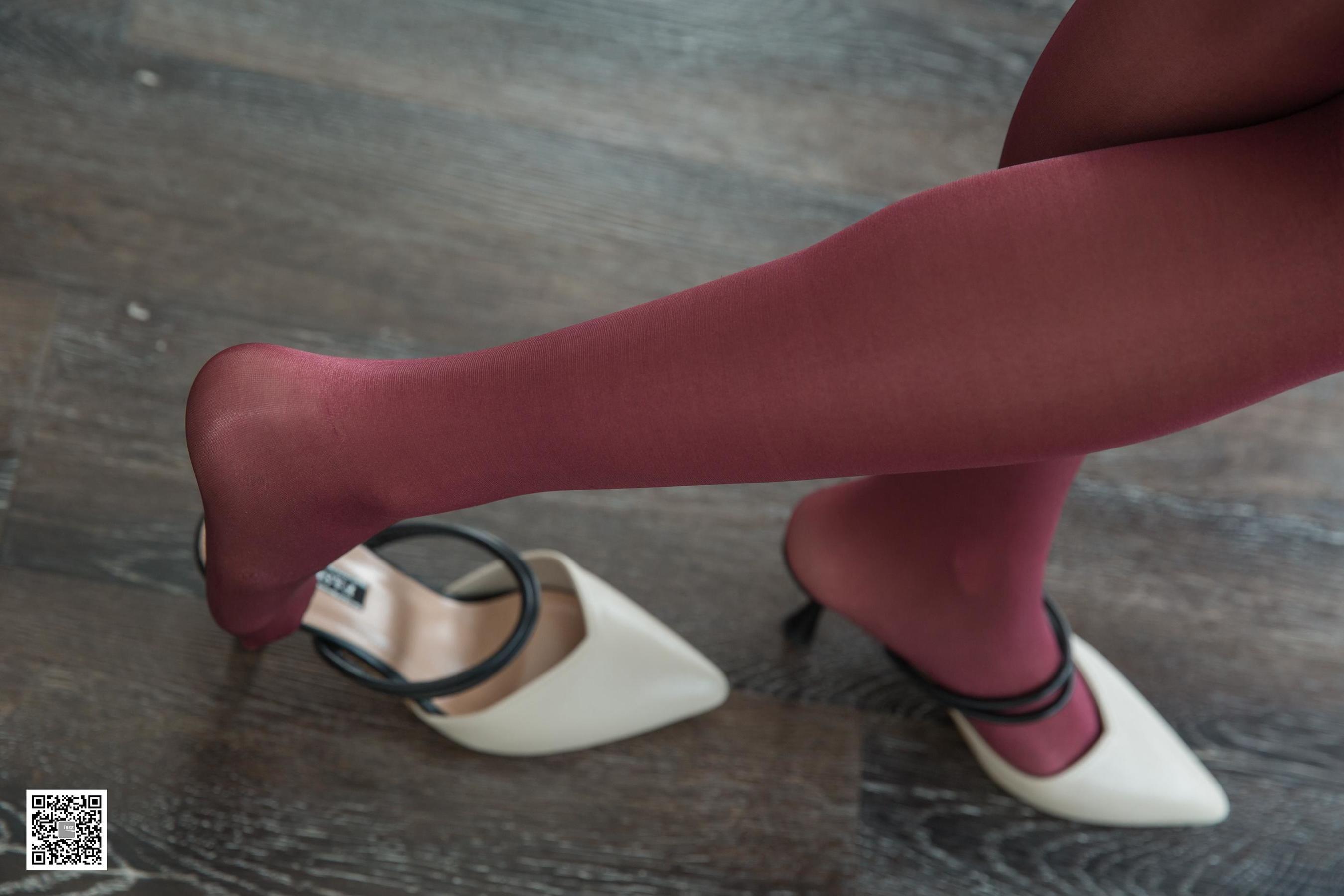 腿模小羽 《初六小羽红丝溜溜》 [异思趣向IESS] 丝袜美腿写真集