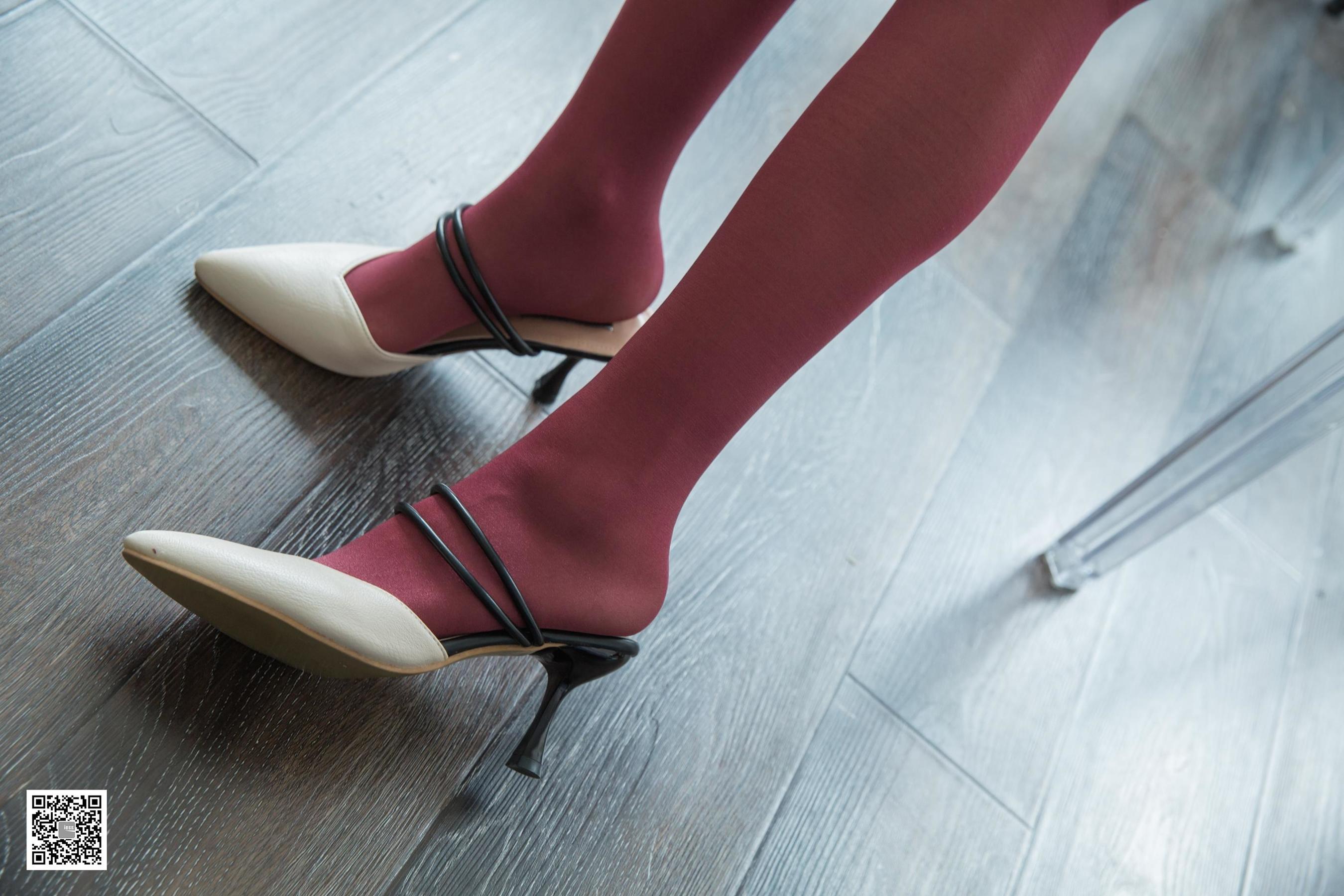 腿模小羽 《初六小羽红丝溜溜》 [异思趣向IESS] 丝袜美腿写真集