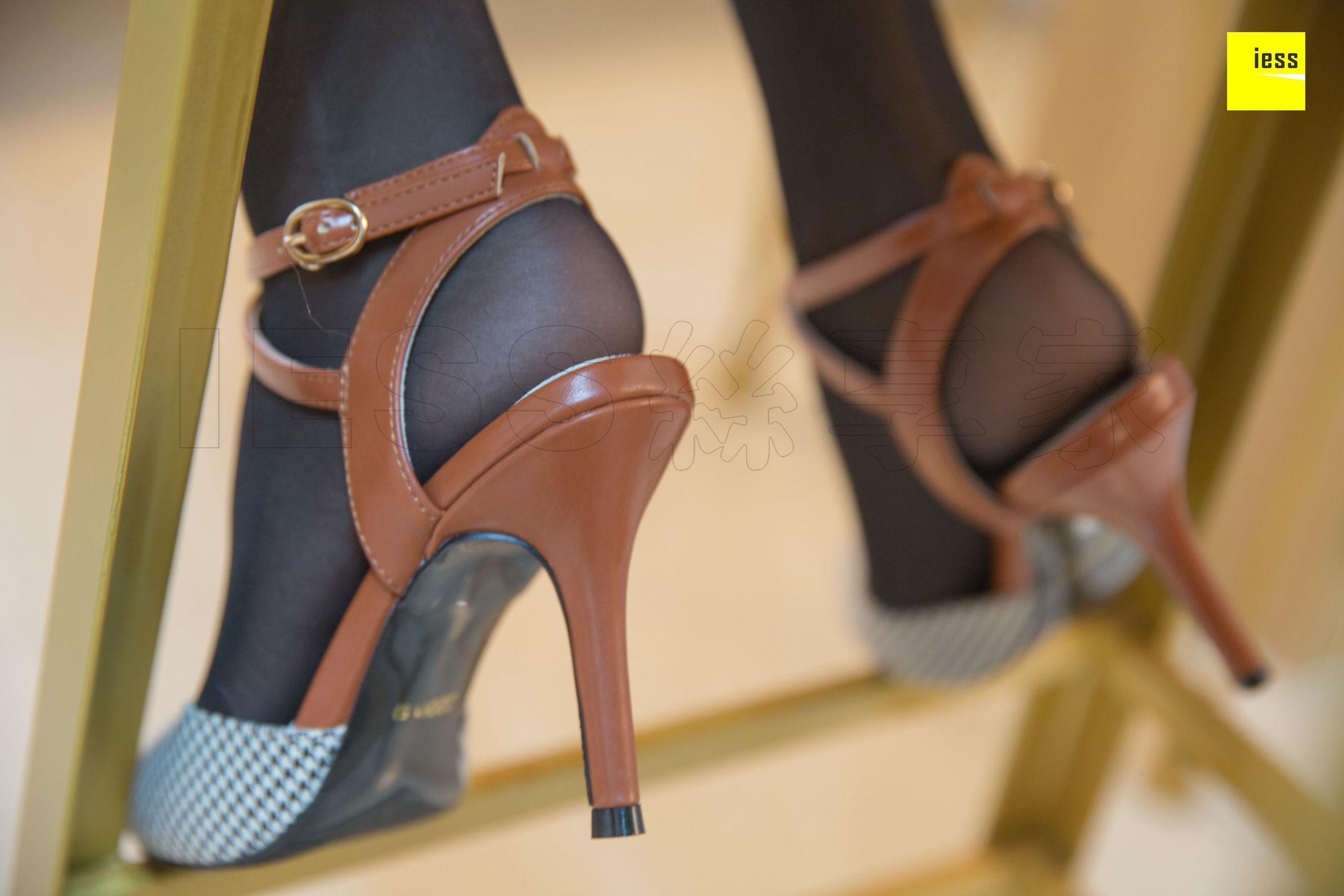 腿模小韩 《小韩初尝黑丝》[异思趣向IESS] 写真集