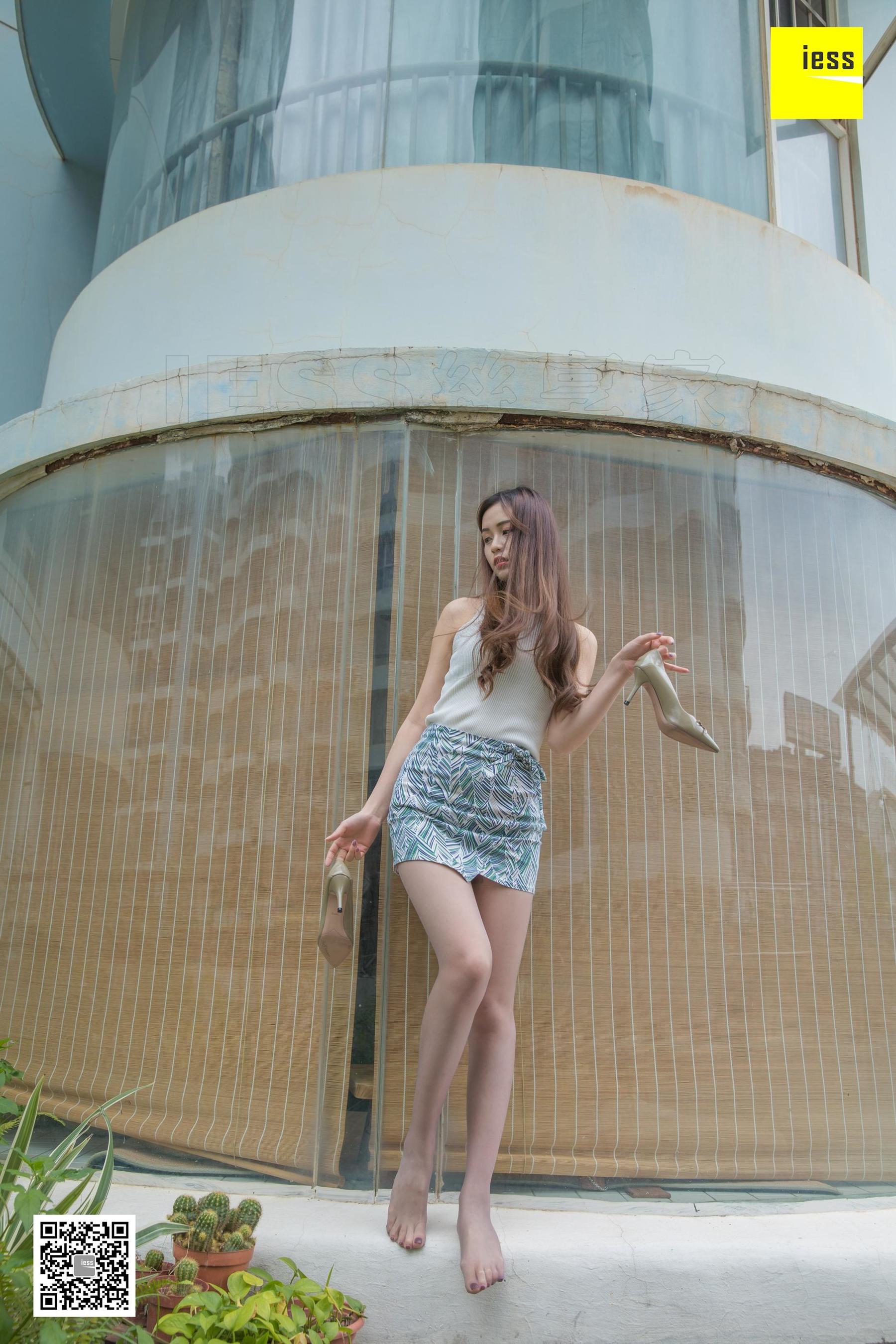 模特九妹 《被风吹乱的头发》美腿街拍 [异思趣向IESS] 写真集