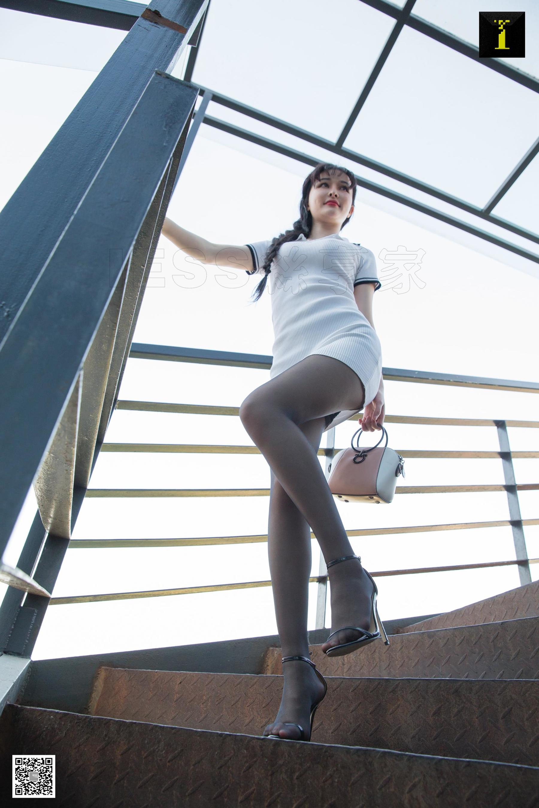 模特喵姐《喵姐教你穿一字凉鞋》 [异思趣向IESS] 美腿玉足写真集