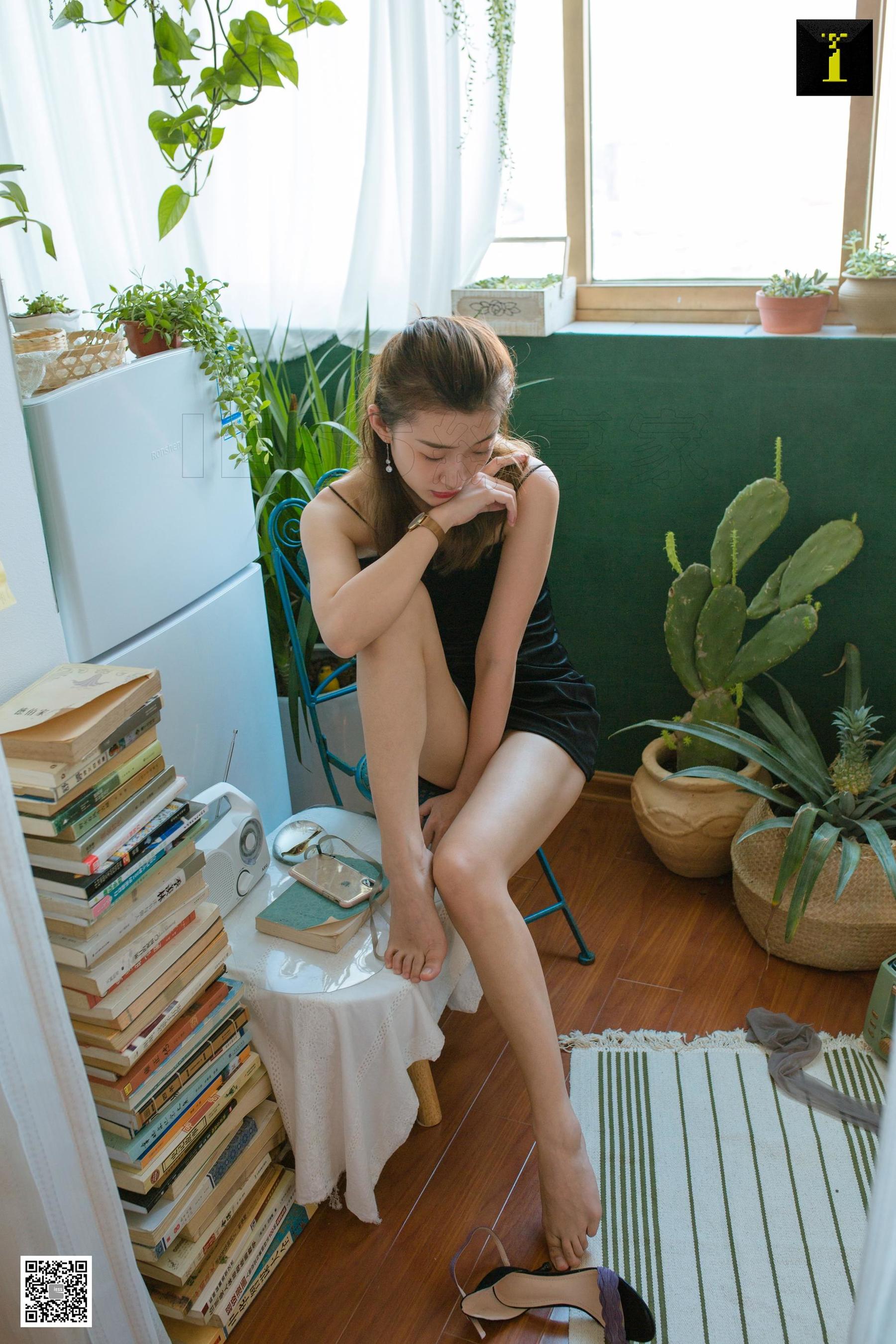 模特秋秋《秋姐文艺范儿》 [异思趣向IESS] 美腿丝足写真集