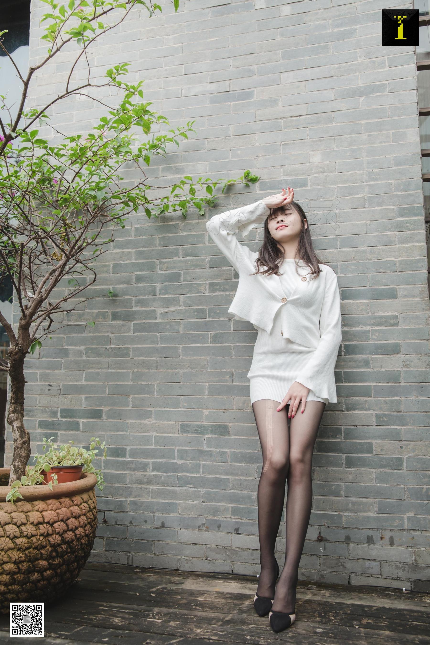 腿模七七 《七七的户外撕撕》 [异思趣向IESS] 写真集