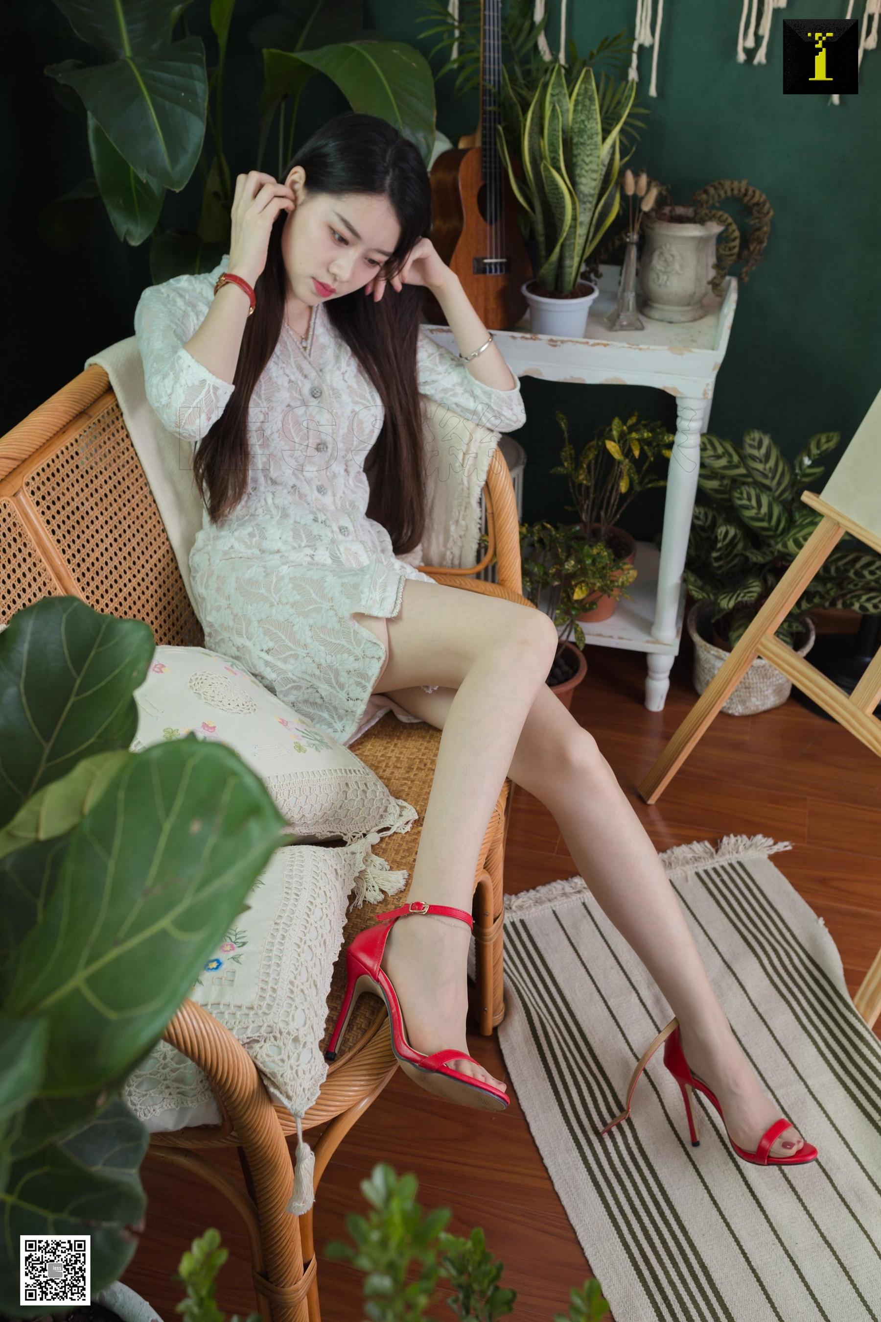 腿模佳佳 《佳佳 绿植 吉他》 [异思趣向IESS] 写真集