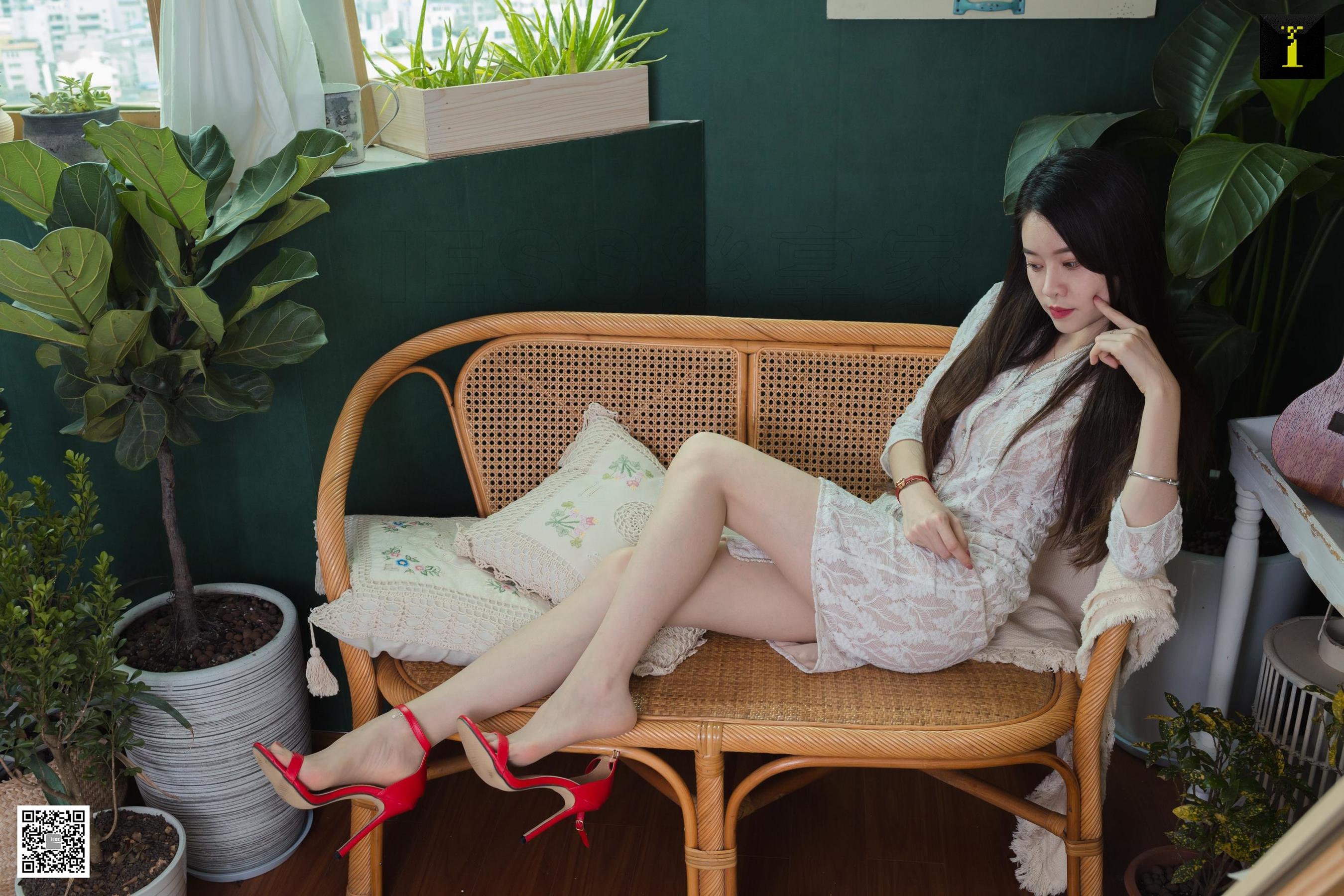 腿模佳佳 《佳佳 绿植 吉他》 [异思趣向IESS] 写真集