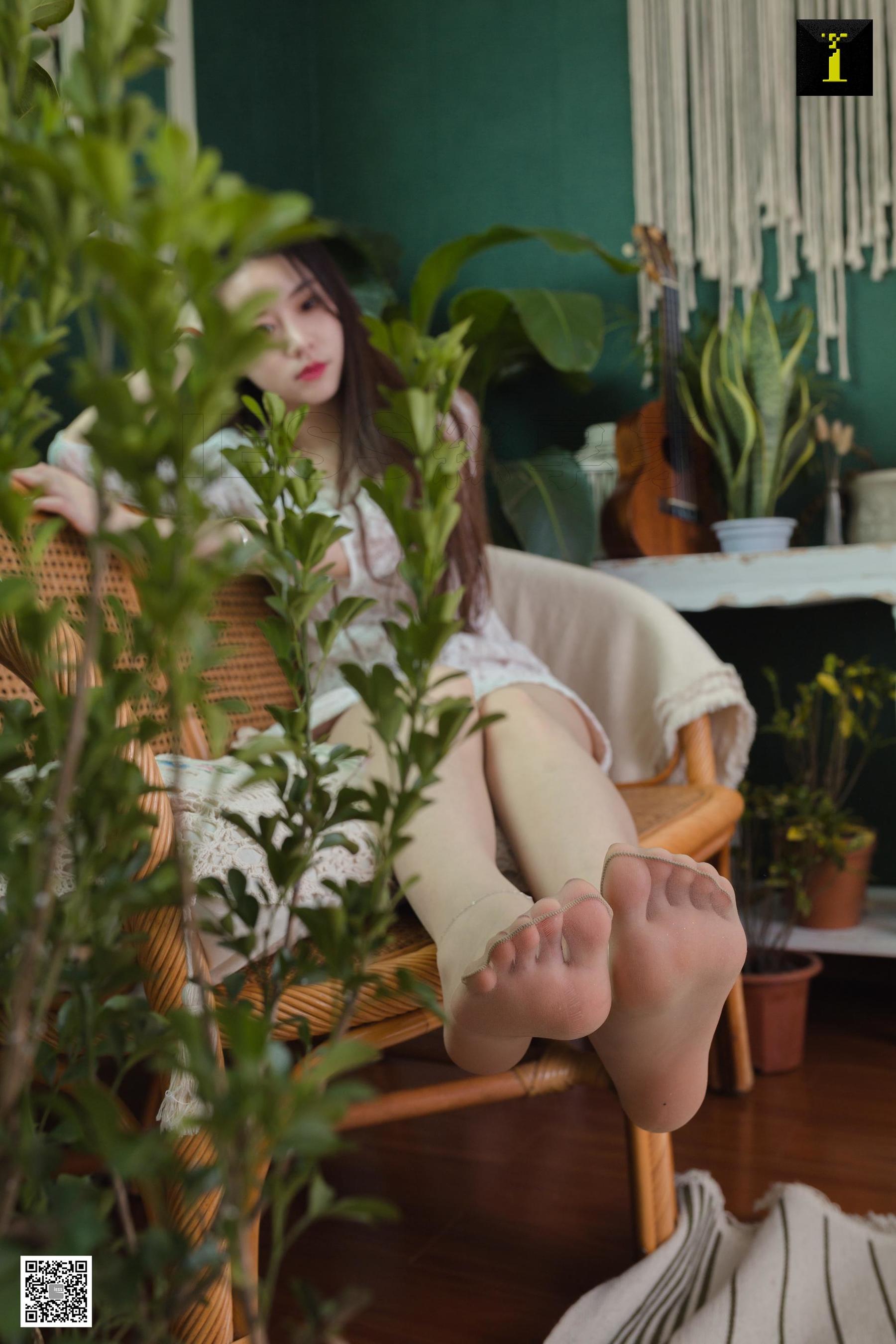 腿模佳佳 《佳佳 绿植 吉他》 [异思趣向IESS] 写真集