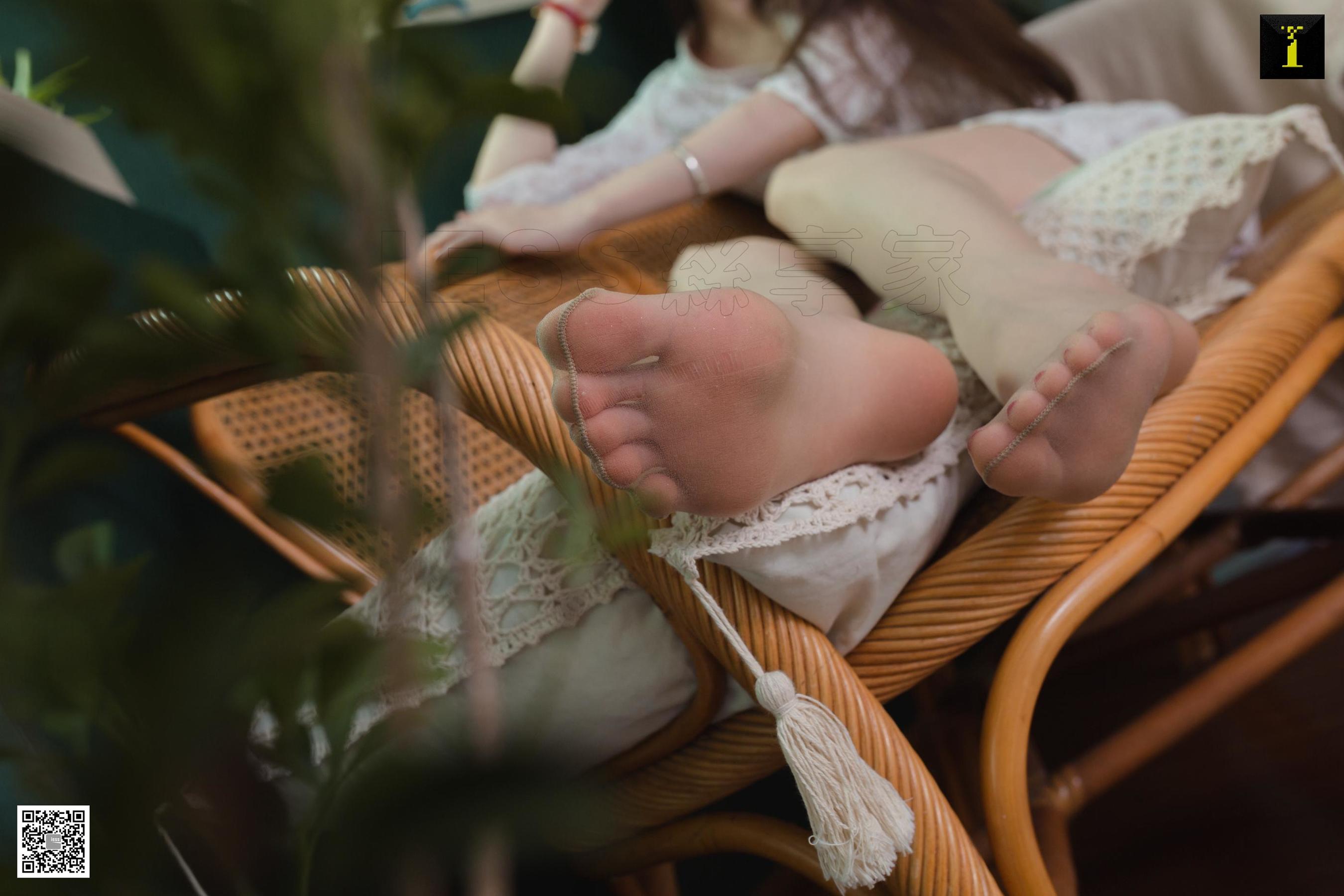 腿模佳佳 《佳佳 绿植 吉他》 [异思趣向IESS] 写真集