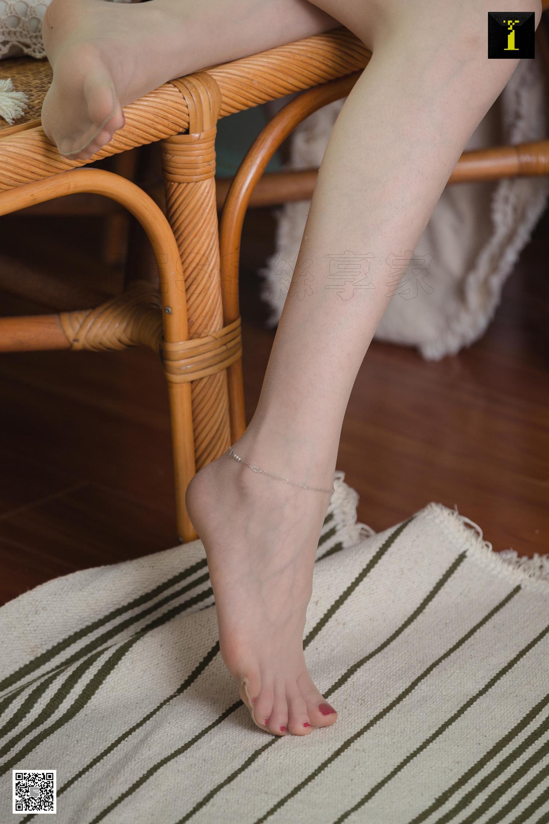 腿模佳佳 《佳佳 绿植 吉他》 [异思趣向IESS] 写真集