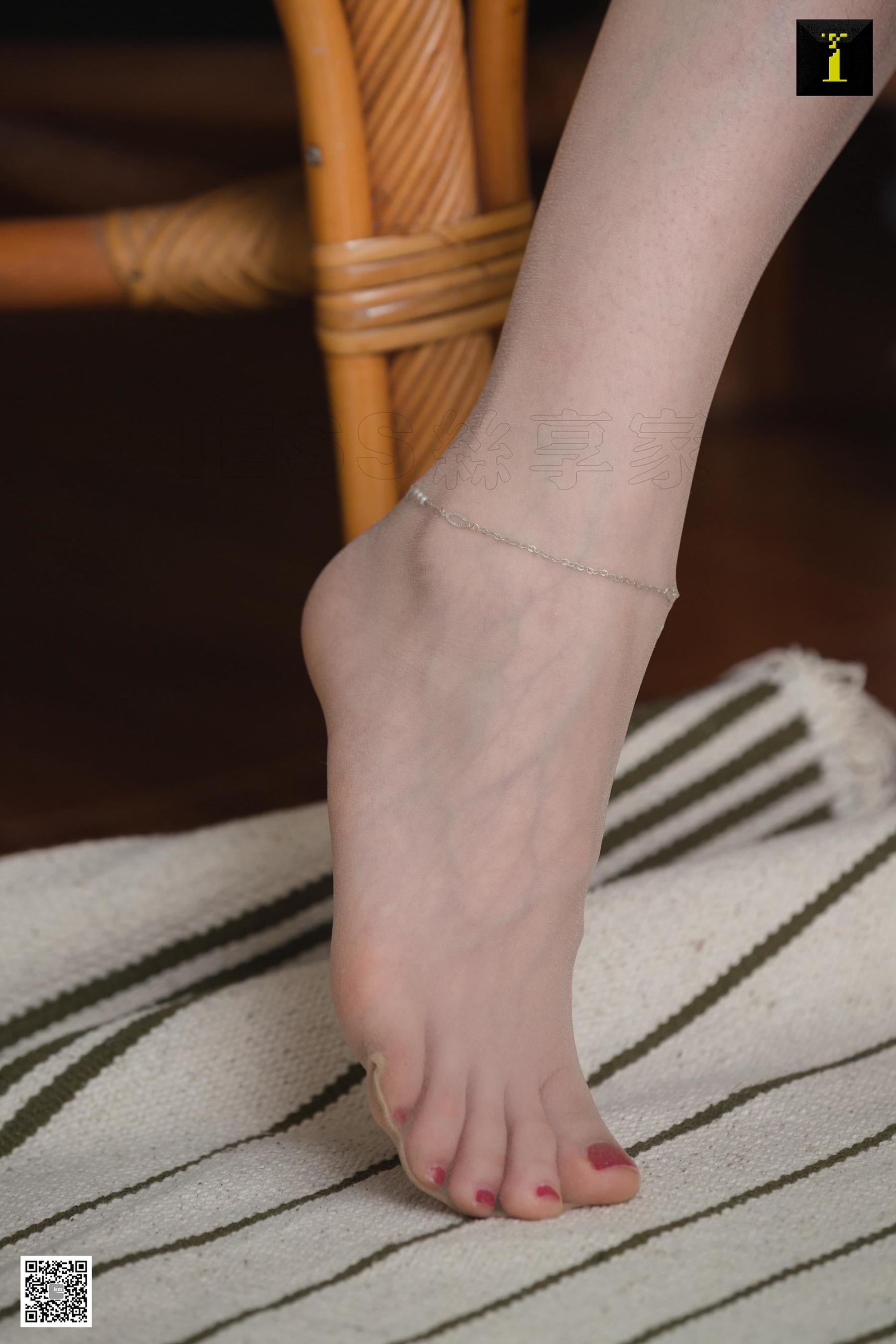 腿模佳佳 《佳佳 绿植 吉他》 [异思趣向IESS] 写真集