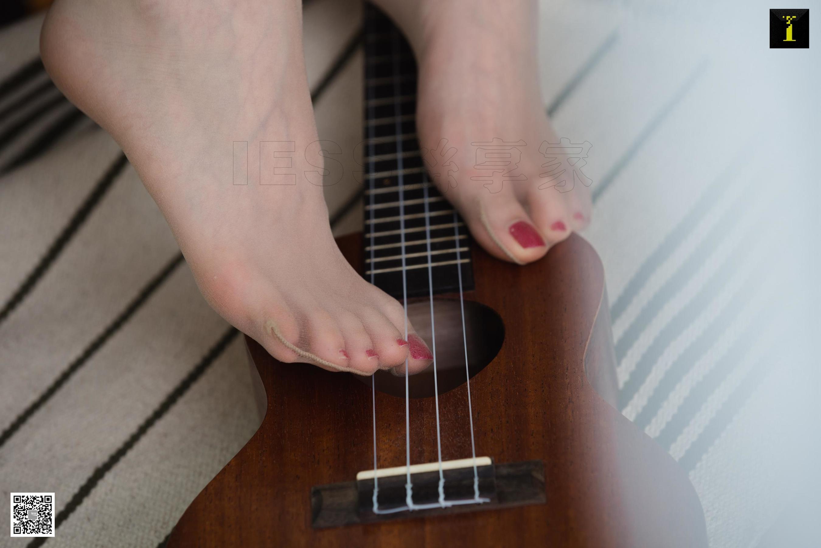 腿模佳佳 《佳佳 绿植 吉他》 [异思趣向IESS] 写真集