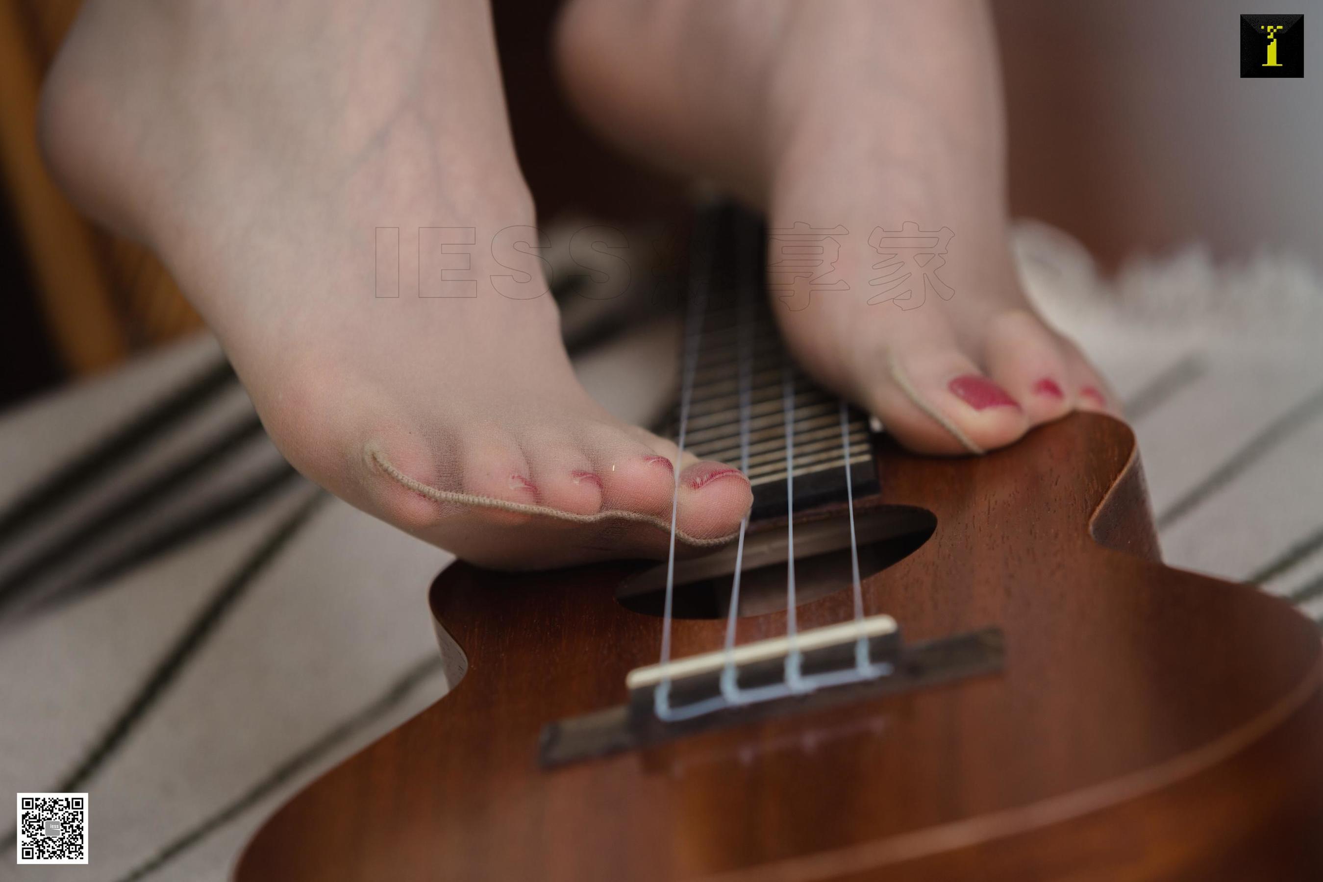 腿模佳佳 《佳佳 绿植 吉他》 [异思趣向IESS] 写真集