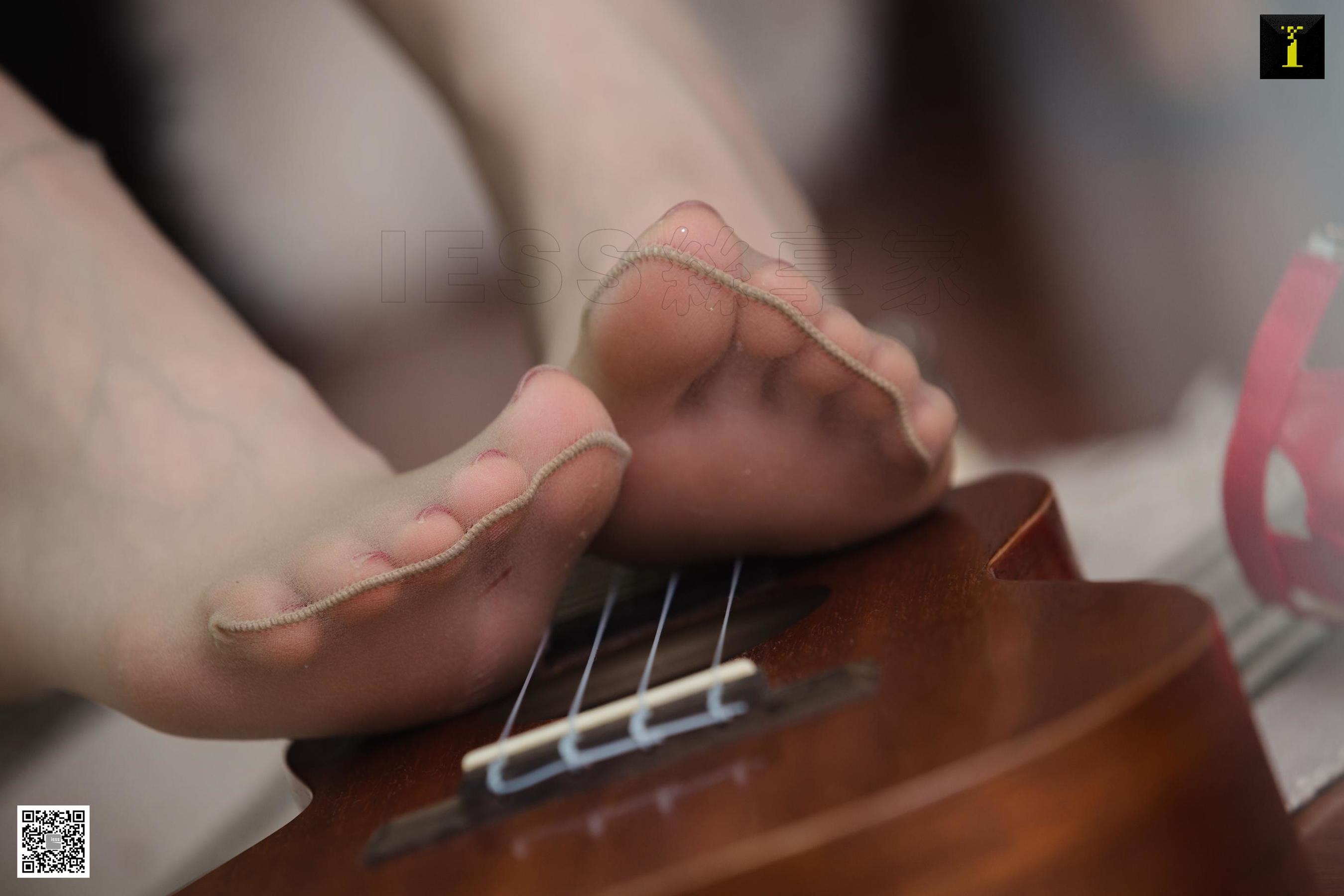 腿模佳佳 《佳佳 绿植 吉他》 [异思趣向IESS] 写真集