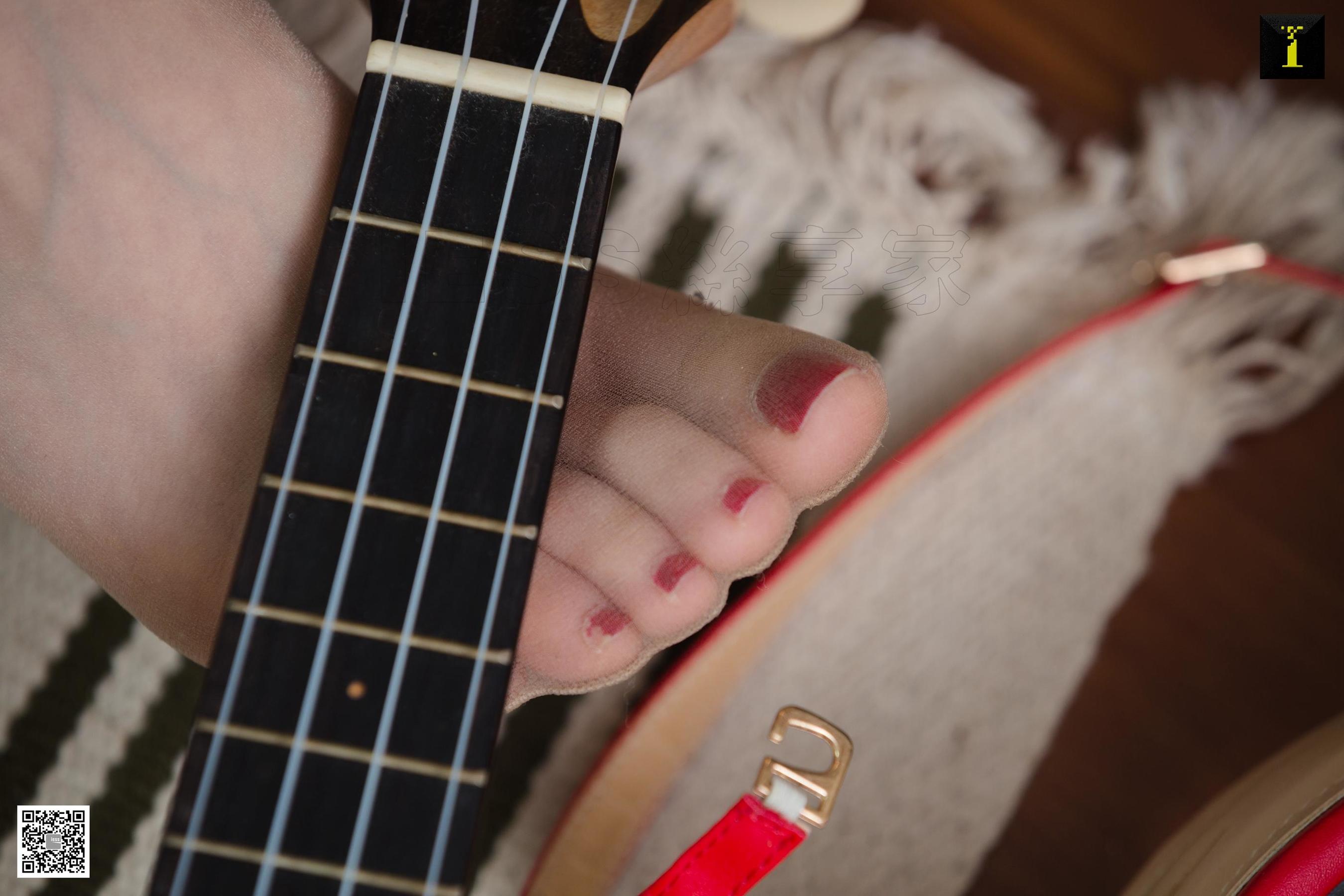 腿模佳佳 《佳佳 绿植 吉他》 [异思趣向IESS] 写真集