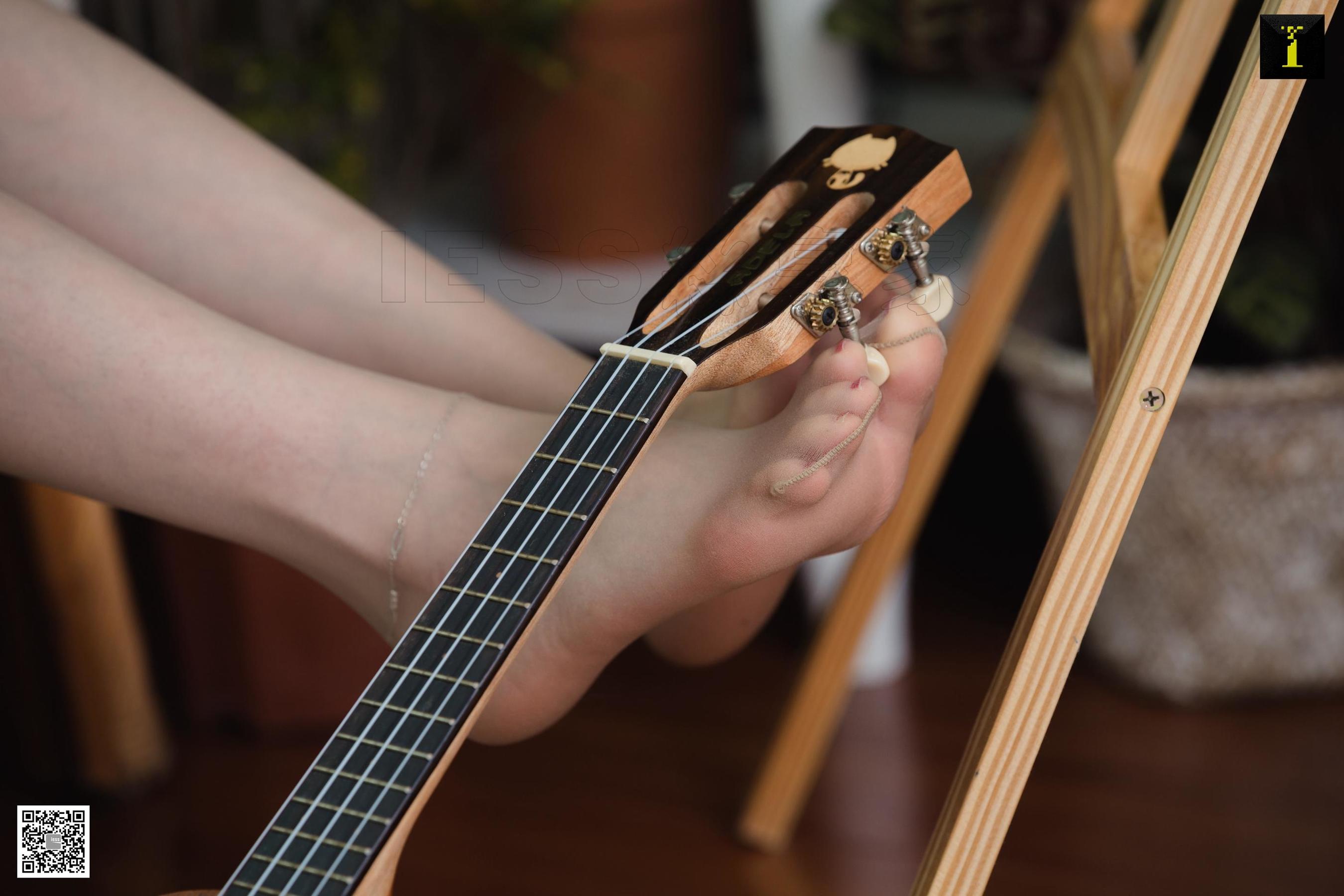 腿模佳佳 《佳佳 绿植 吉他》 [异思趣向IESS] 写真集