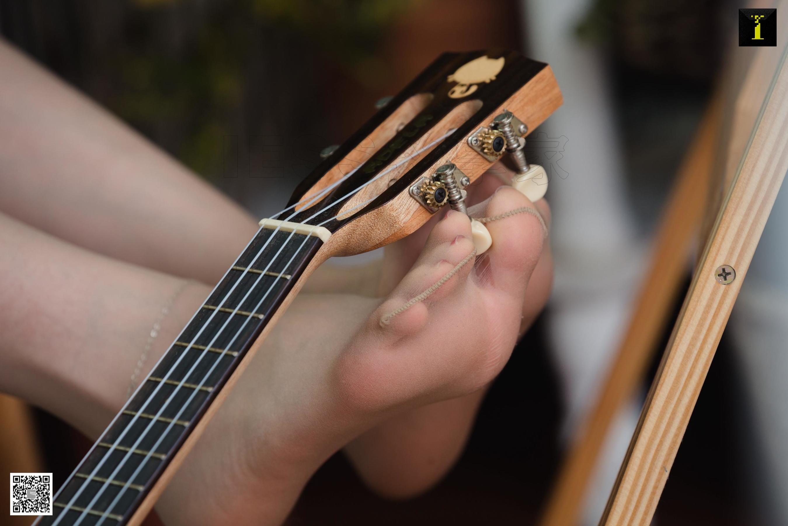 腿模佳佳 《佳佳 绿植 吉他》 [异思趣向IESS] 写真集