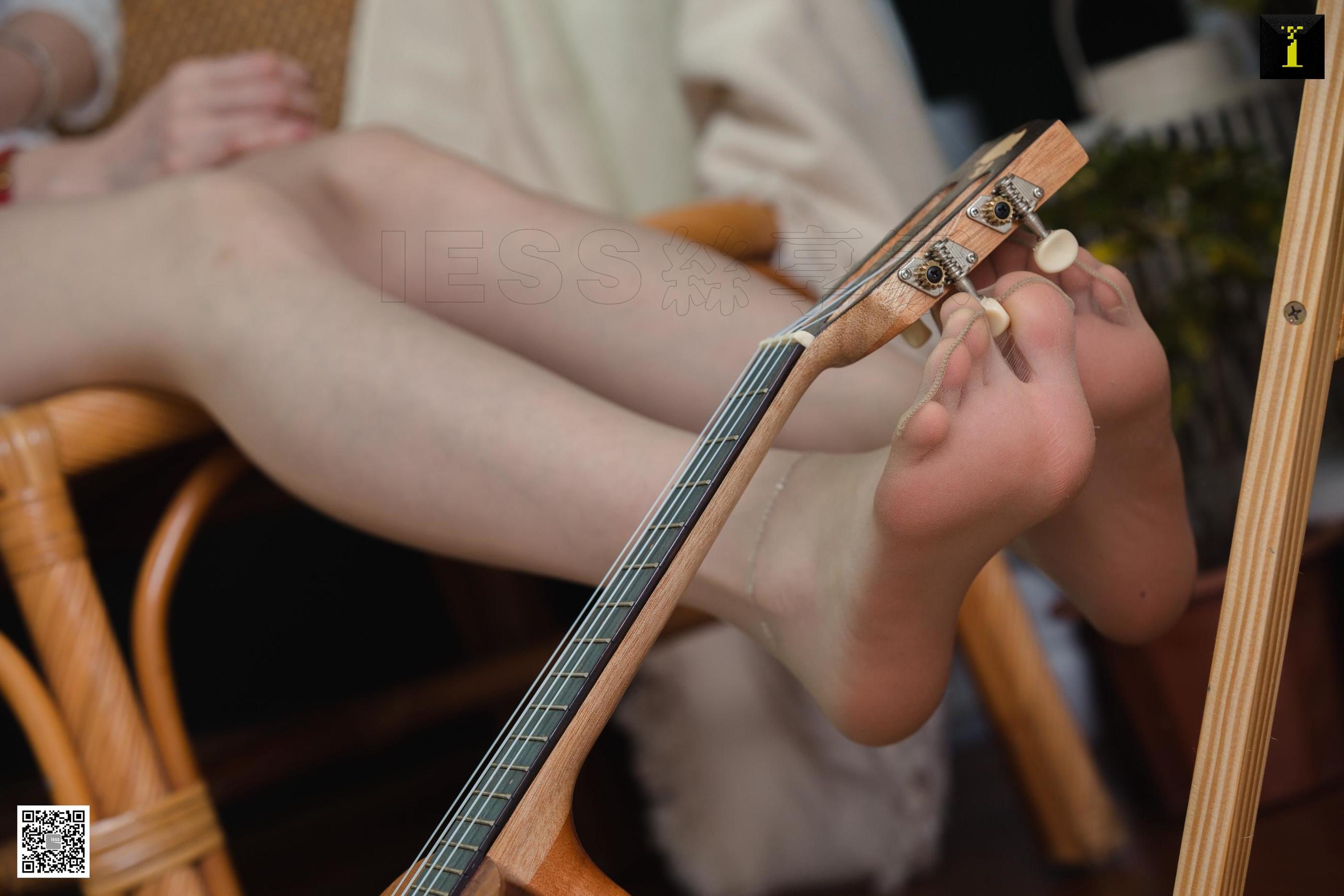 腿模佳佳 《佳佳 绿植 吉他》 [异思趣向IESS] 写真集