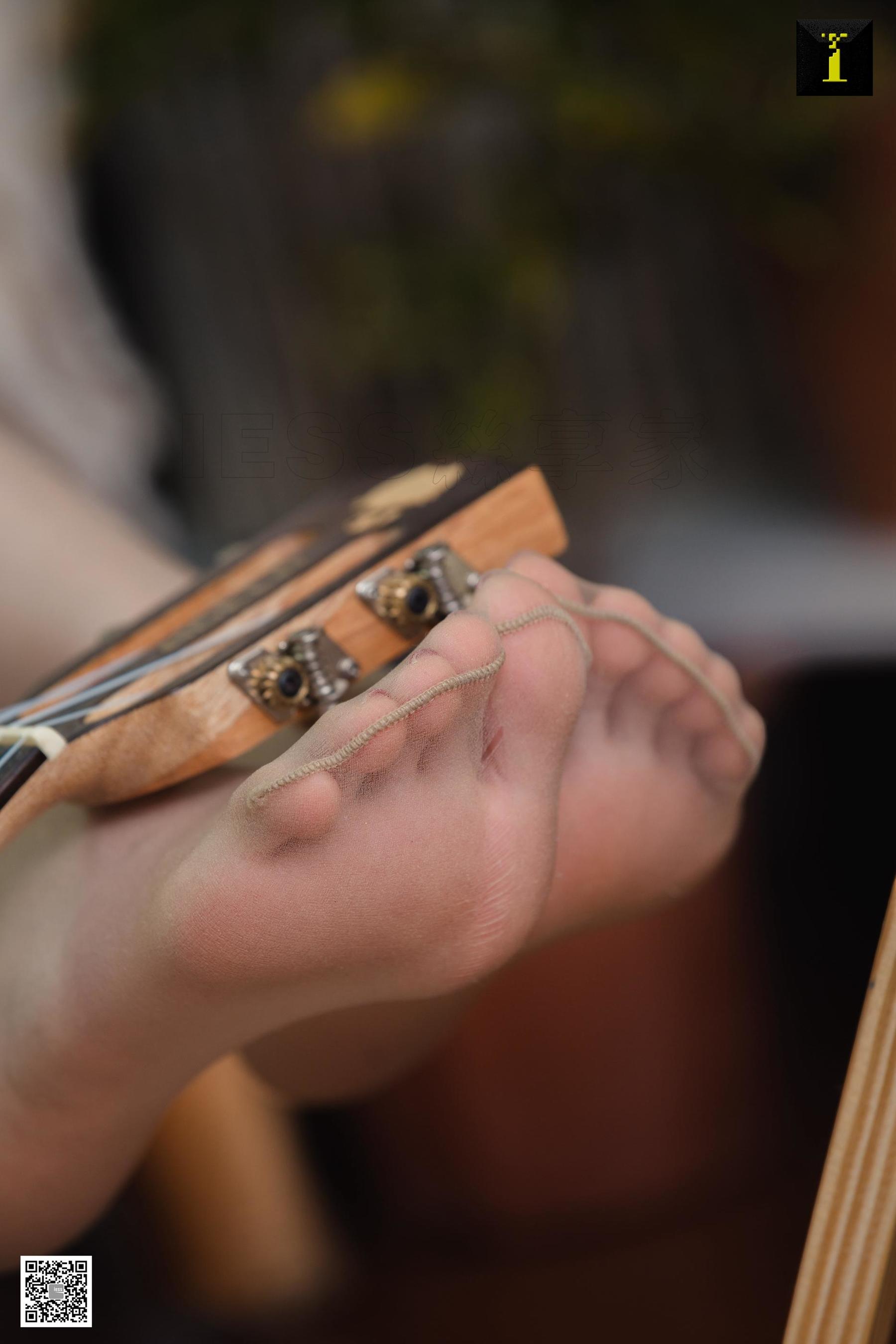 腿模佳佳 《佳佳 绿植 吉他》 [异思趣向IESS] 写真集