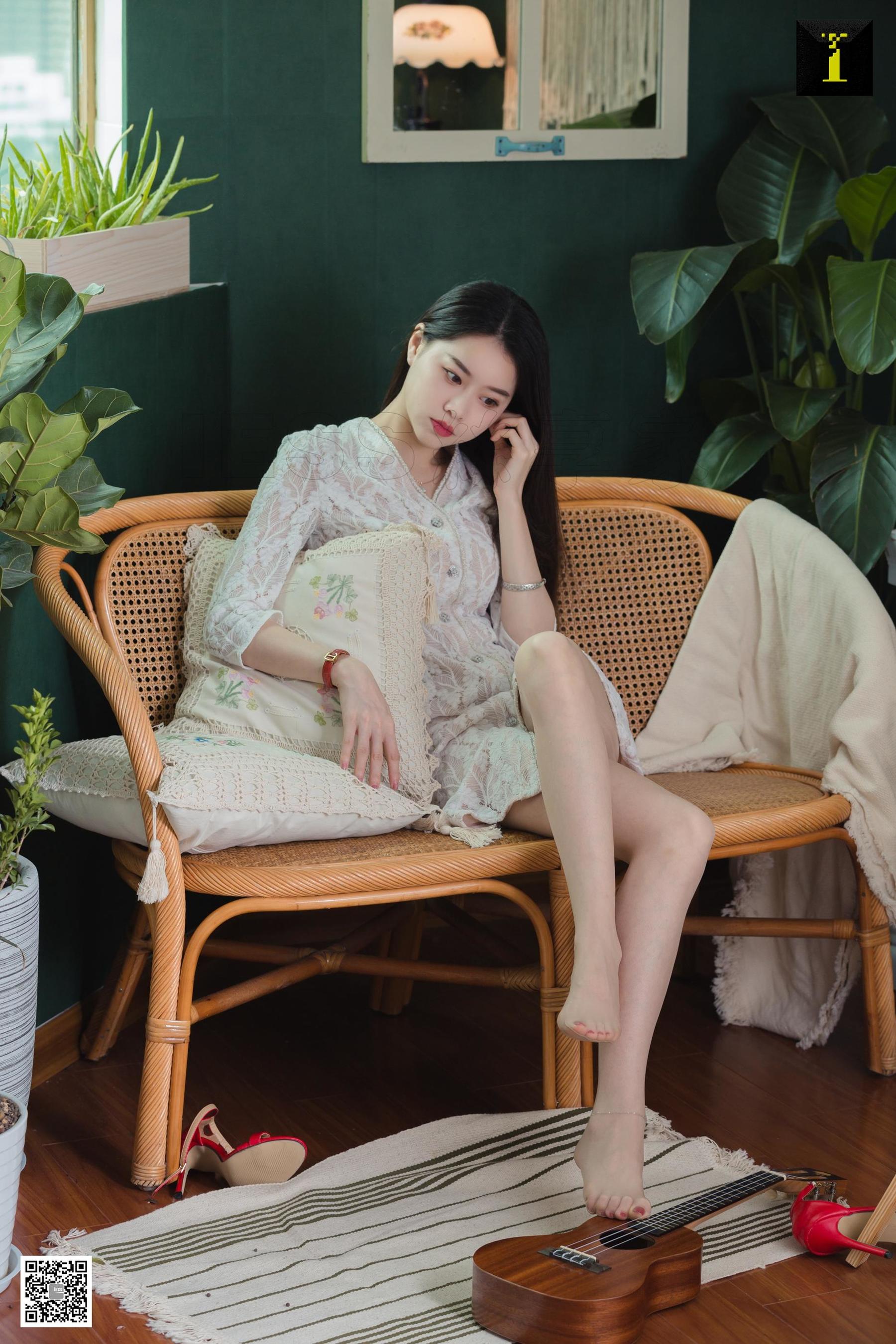 腿模佳佳 《佳佳 绿植 吉他》 [异思趣向IESS] 写真集