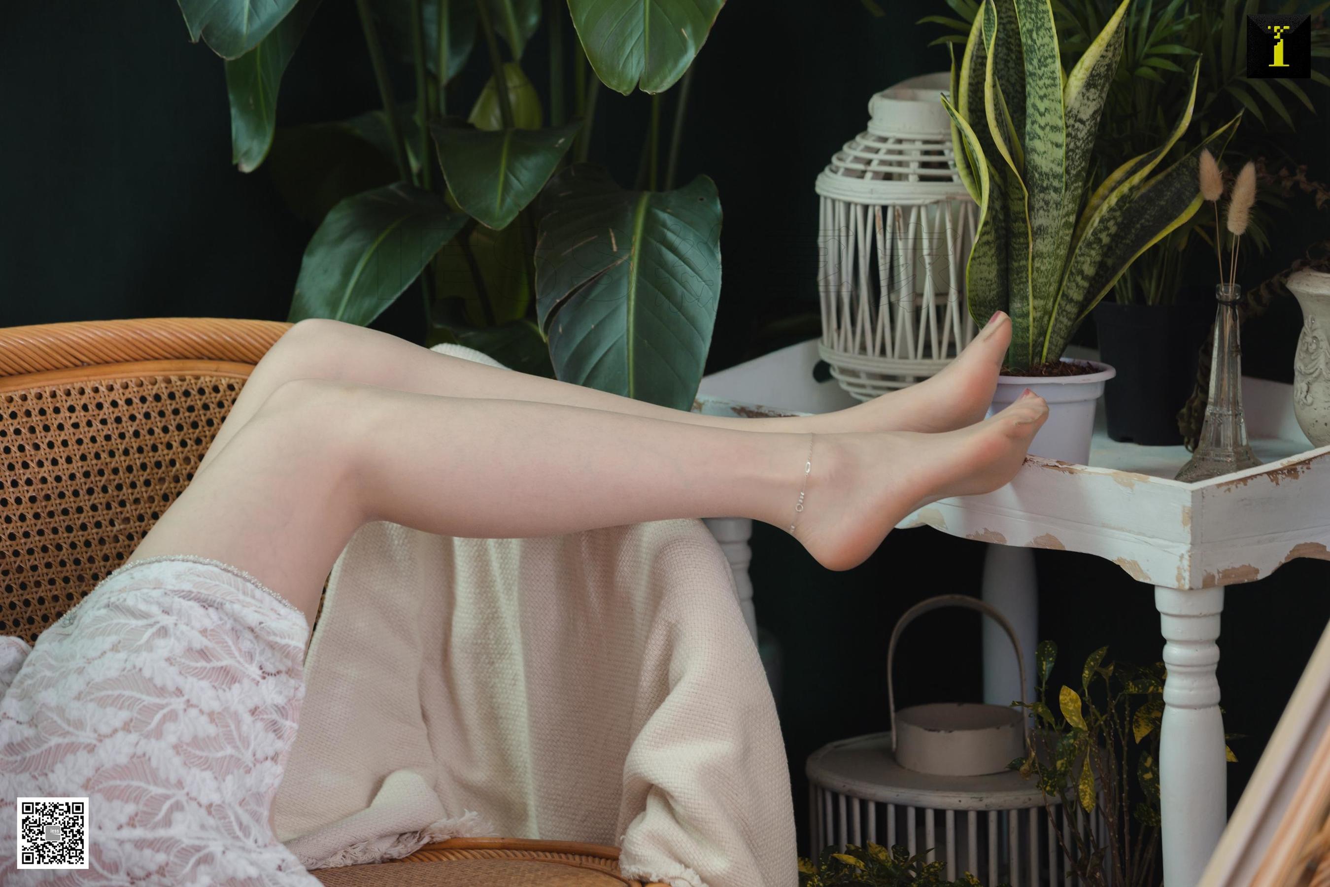 腿模佳佳 《佳佳 绿植 吉他》 [异思趣向IESS] 写真集