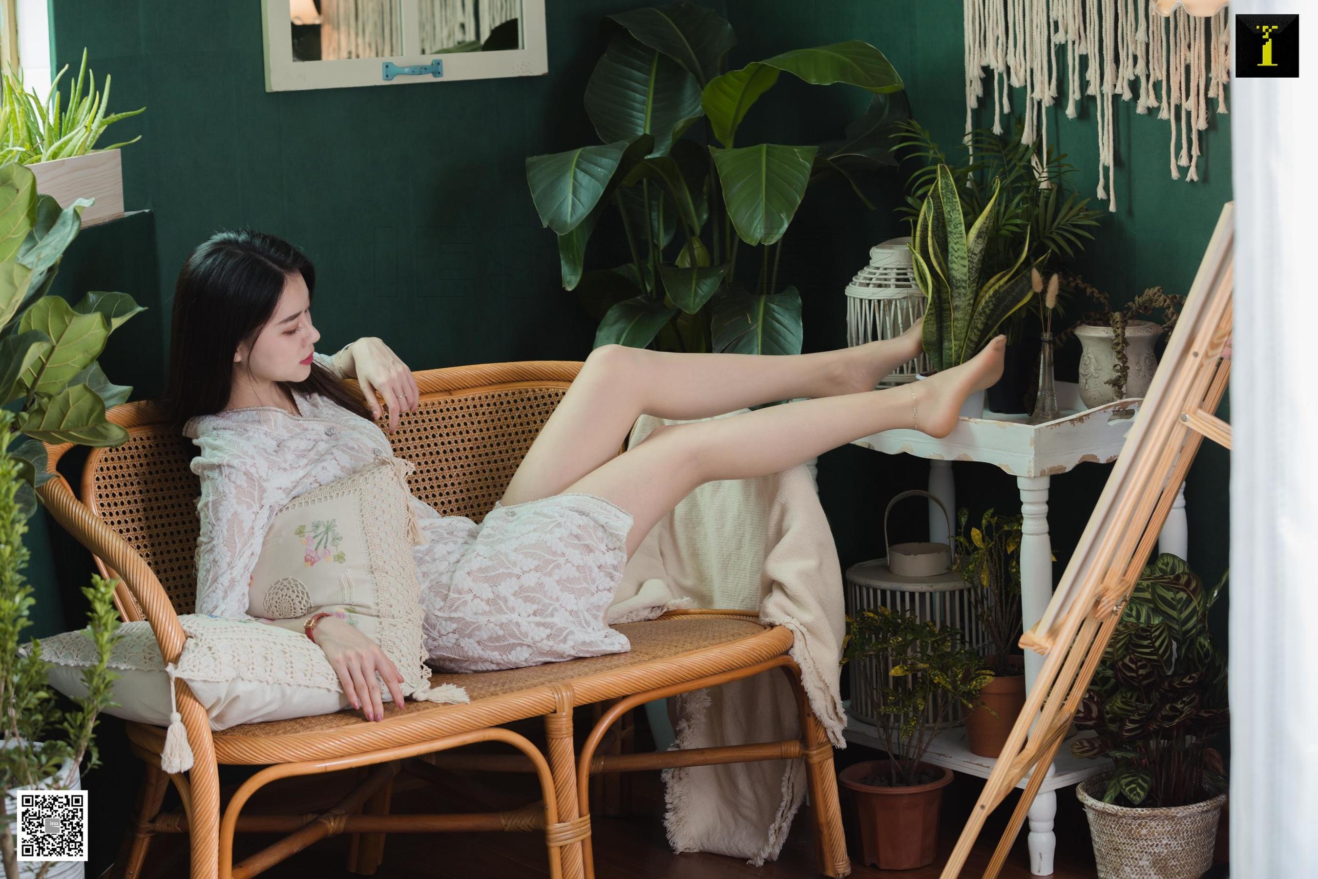 腿模佳佳 《佳佳 绿植 吉他》 [异思趣向IESS] 写真集