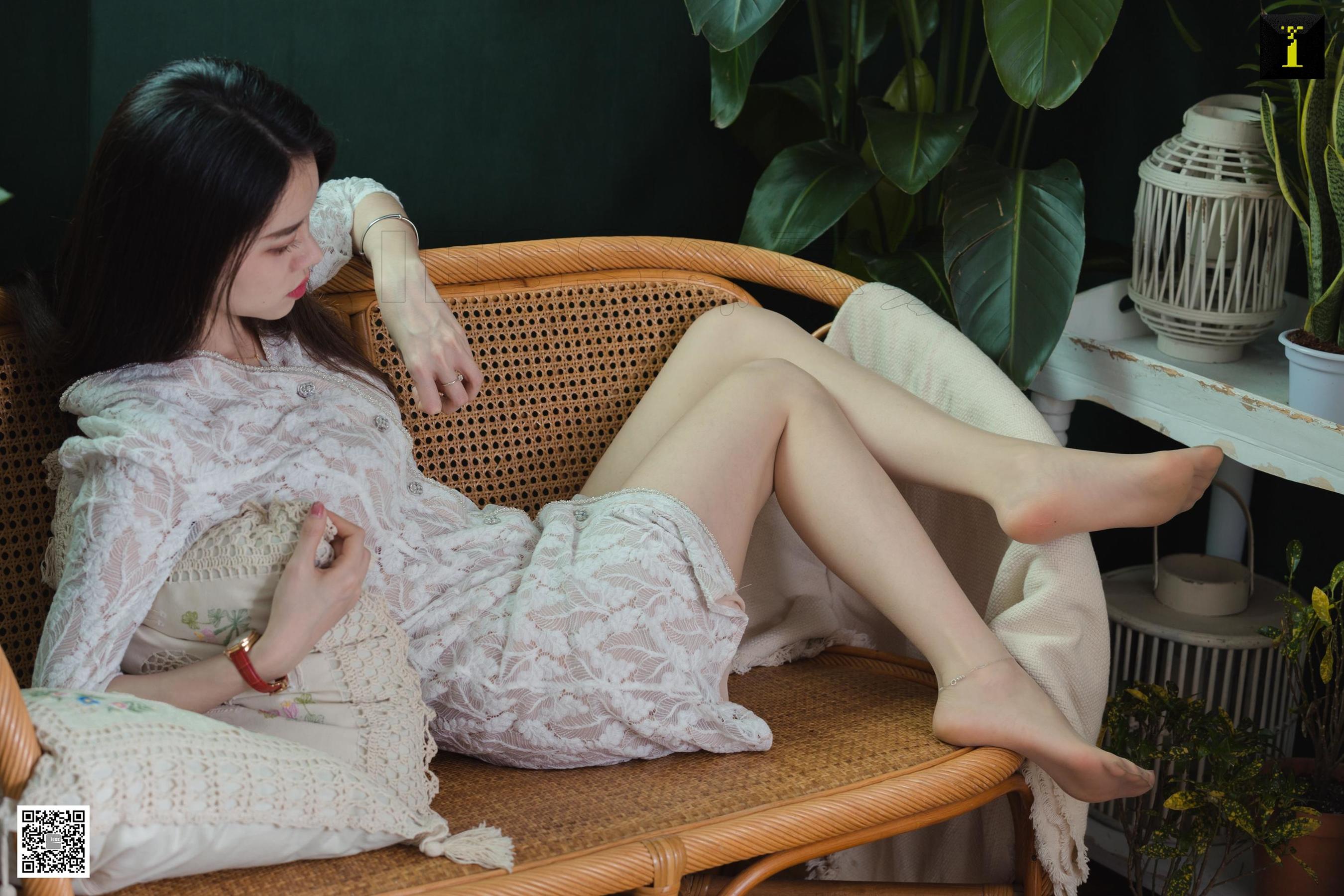 腿模佳佳 《佳佳 绿植 吉他》 [异思趣向IESS] 写真集