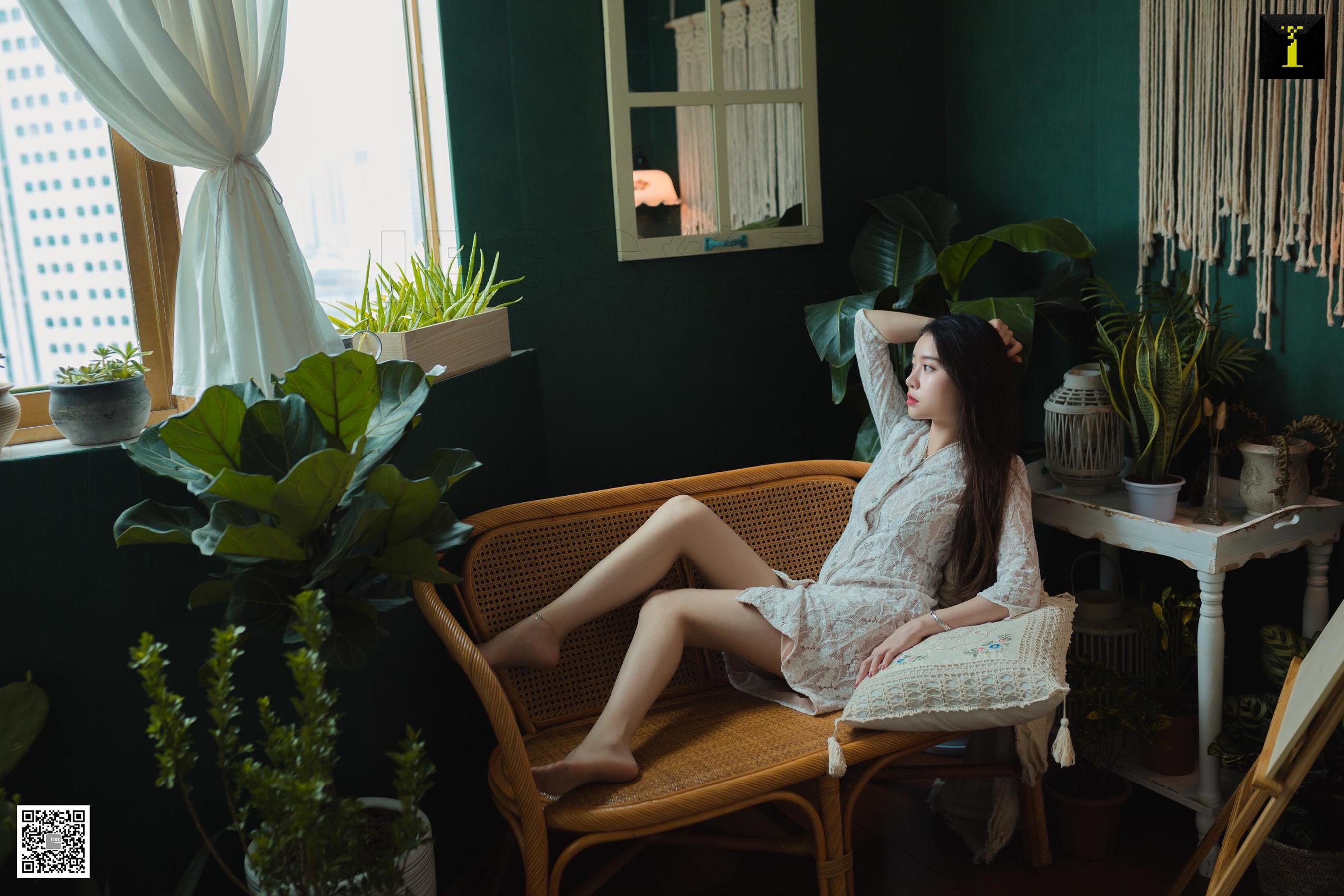 腿模佳佳 《佳佳 绿植 吉他》 [异思趣向IESS] 写真集