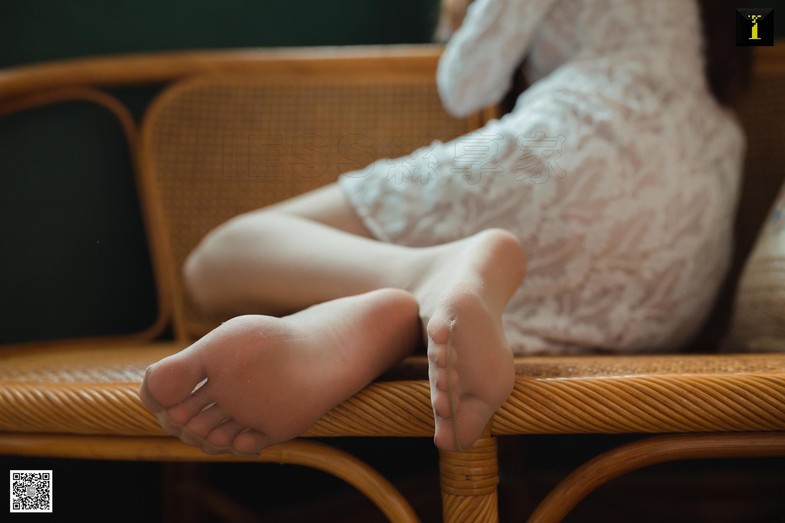 腿模佳佳 《佳佳 绿植 吉他》 [异思趣向IESS] 写真集