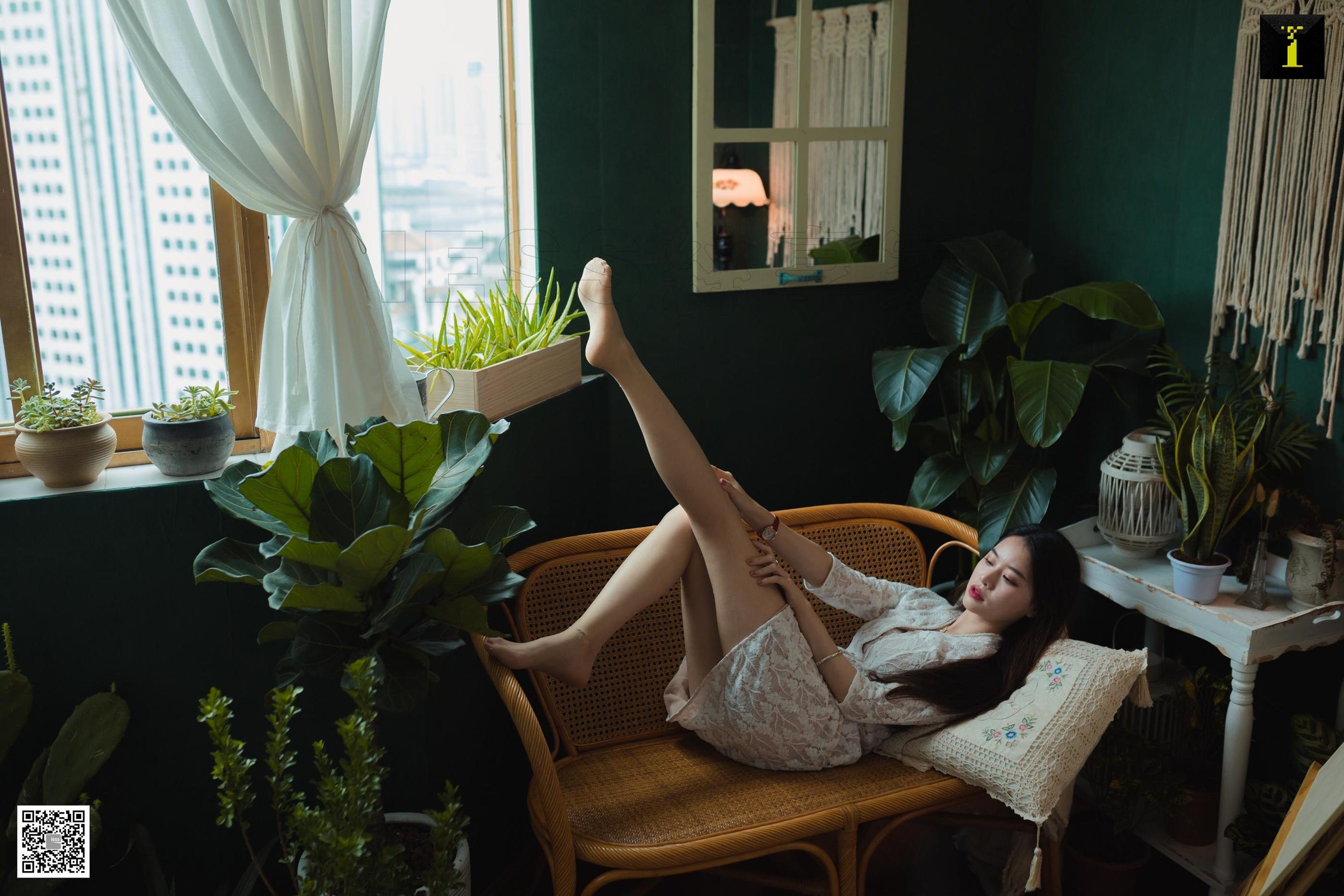 腿模佳佳 《佳佳 绿植 吉他》 [异思趣向IESS] 写真集